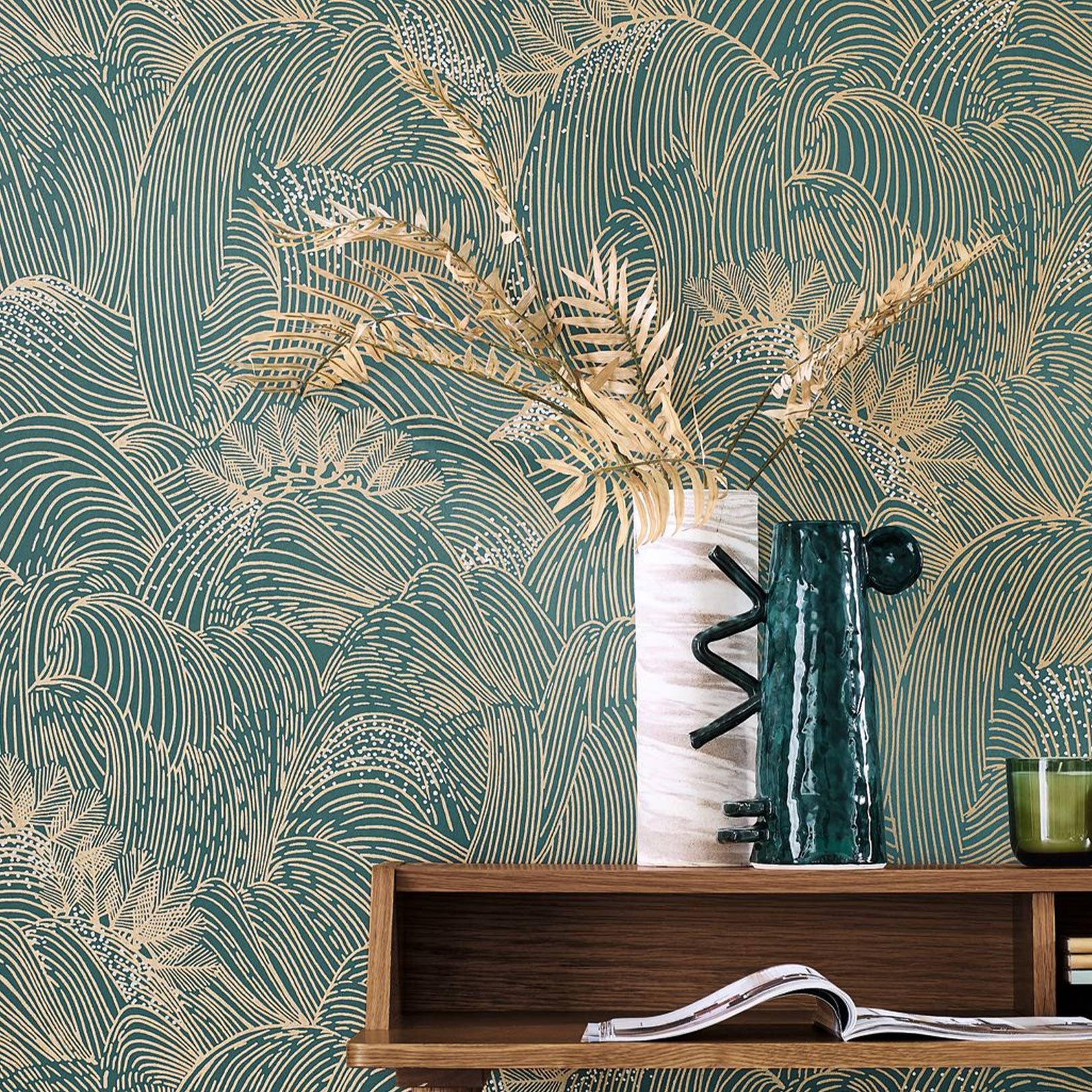 Structural wallpaper with an abstract wave pattern MARÉE HAUTE - VERT ANGALIS/DORE green with gold