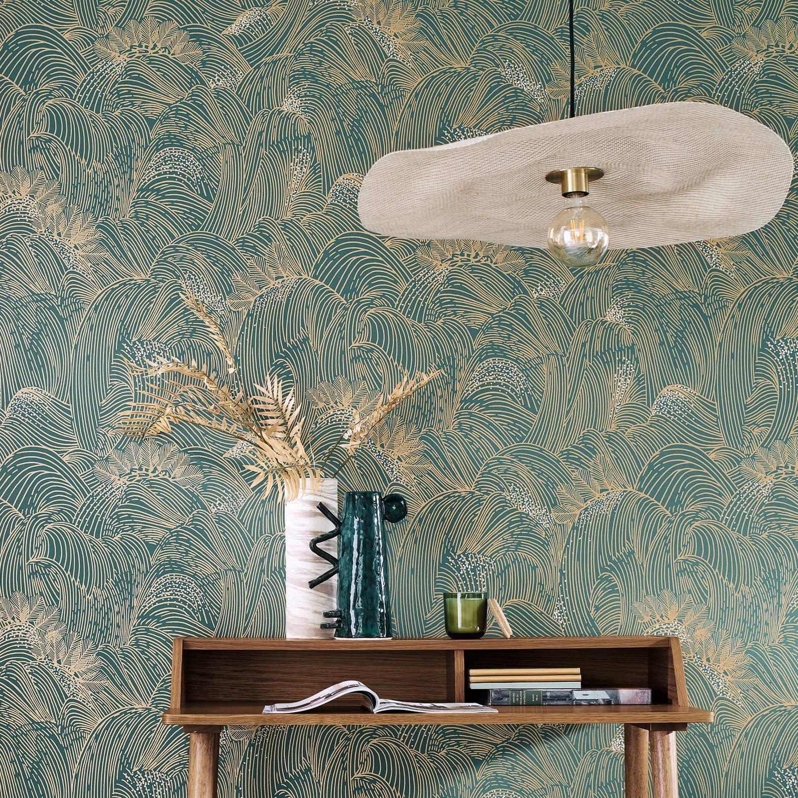 Structural wallpaper with an abstract wave pattern MARÉE HAUTE - VERT ANGALIS/DORE green with gold