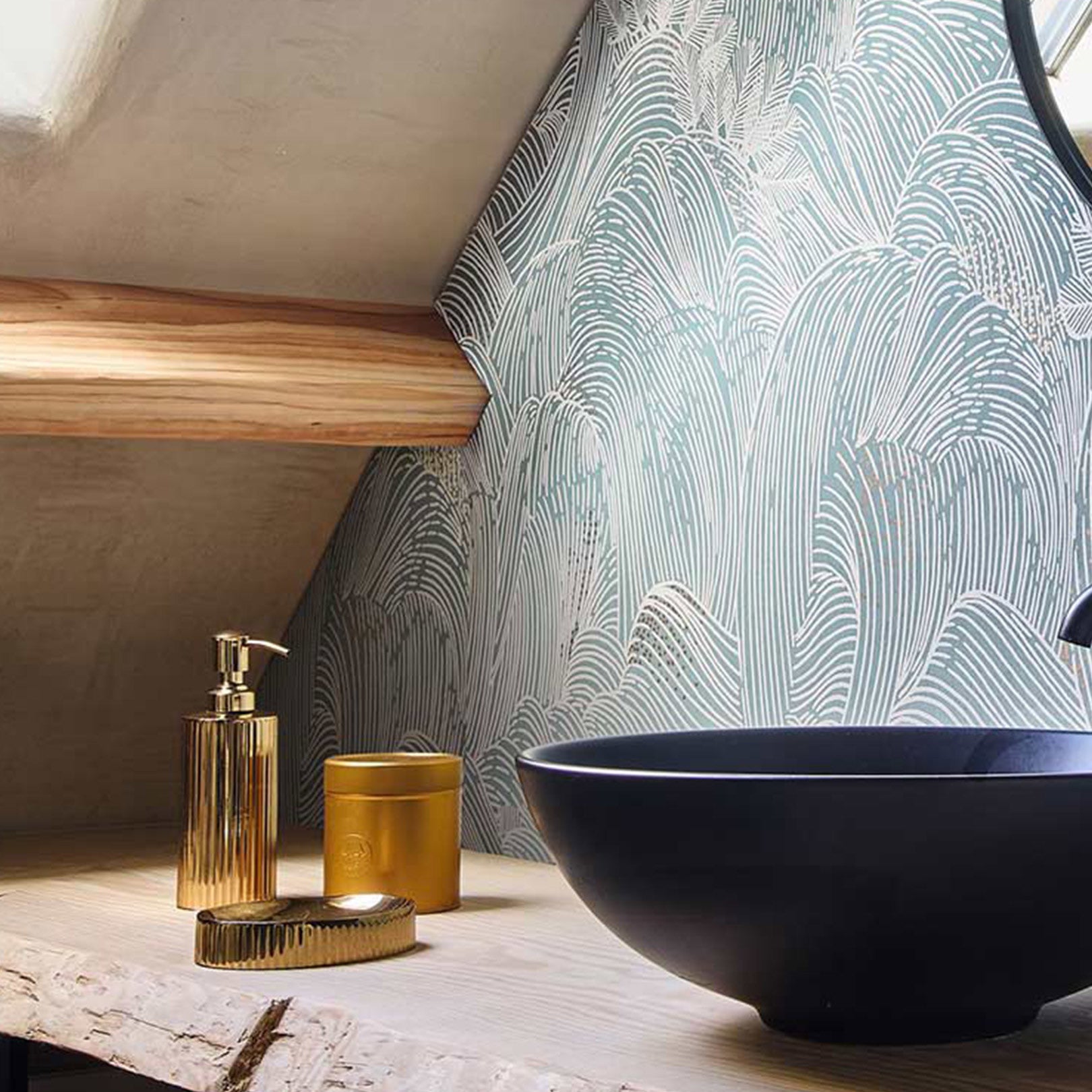 Structuurtapijt met abstract golfpatroon MARÉE HAUTE - BLEU PERSAN blauw met wit