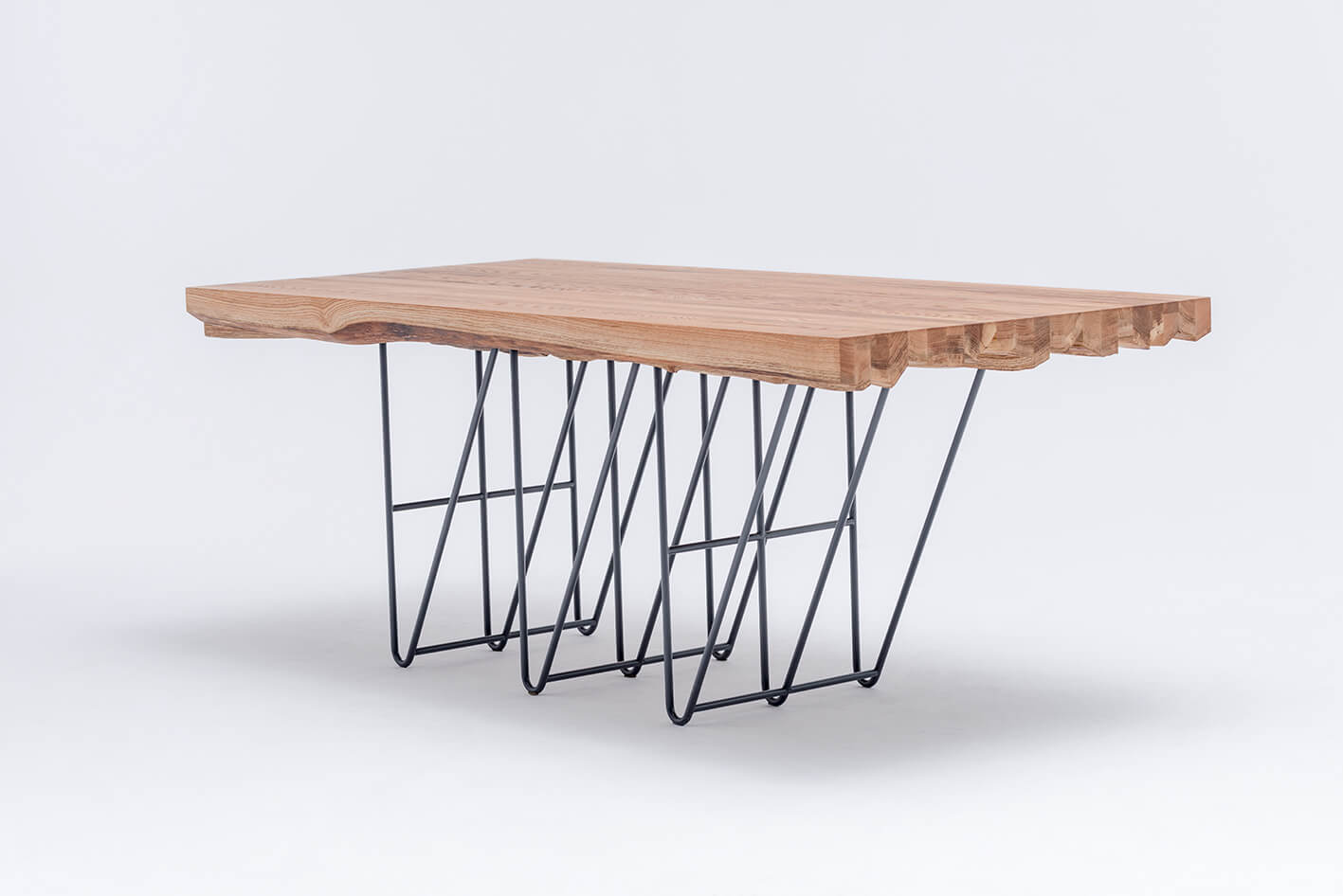 Massieve eiken tafel met stalen basis