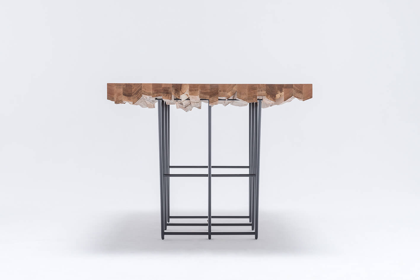 Massieve eiken tafel met stalen basis