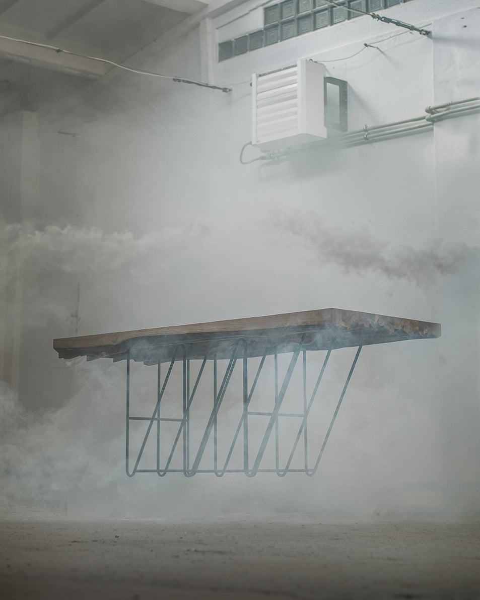 Massieve eiken tafel met stalen basis