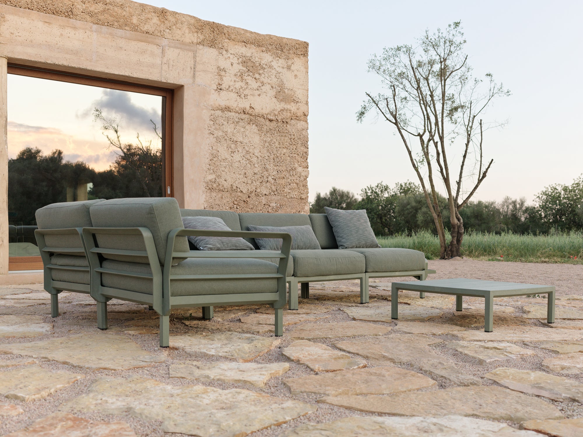 Modularer Außen-Ecksofa MAXIMO 5 perlmuttfarben mit grünem Untergestell