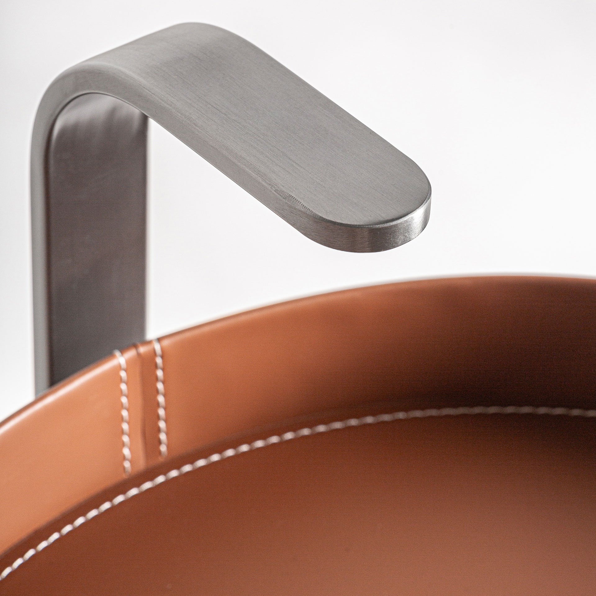 Bijzettafel GEISINGEN bruin kunstleer met stalen basis