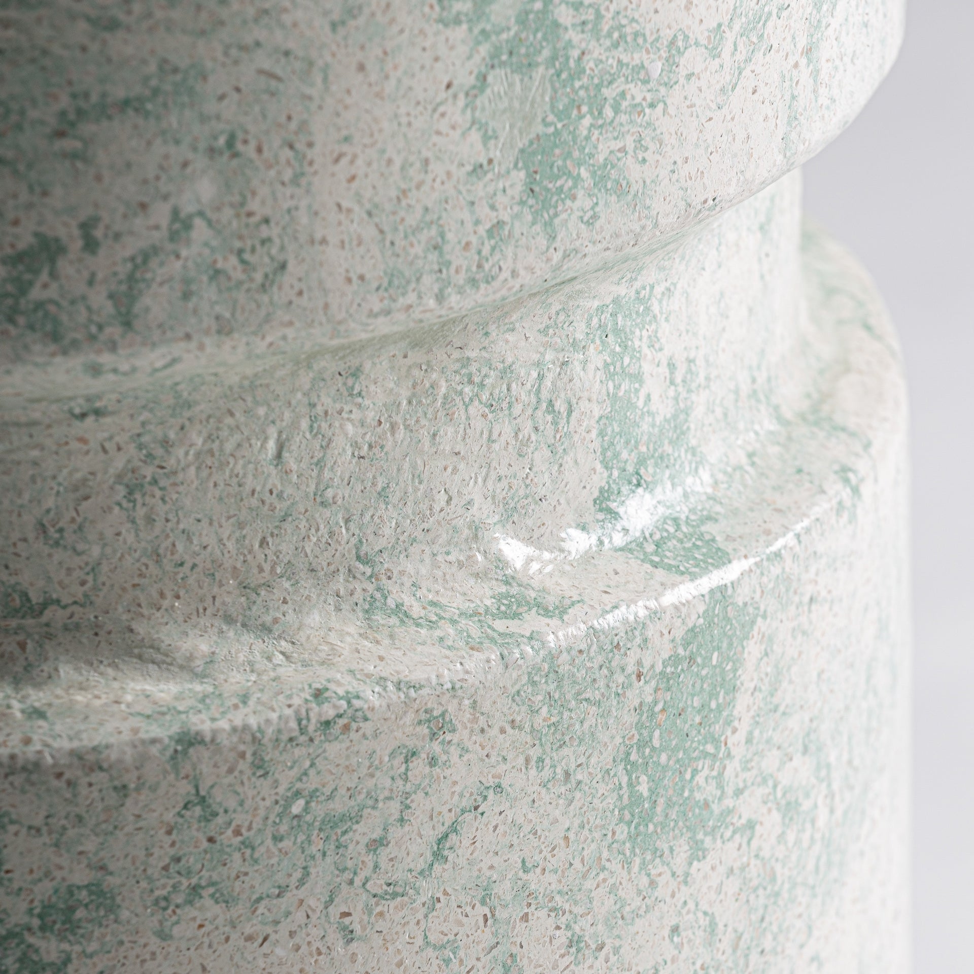 Zijtafel WATERN crème met groene terrazzo