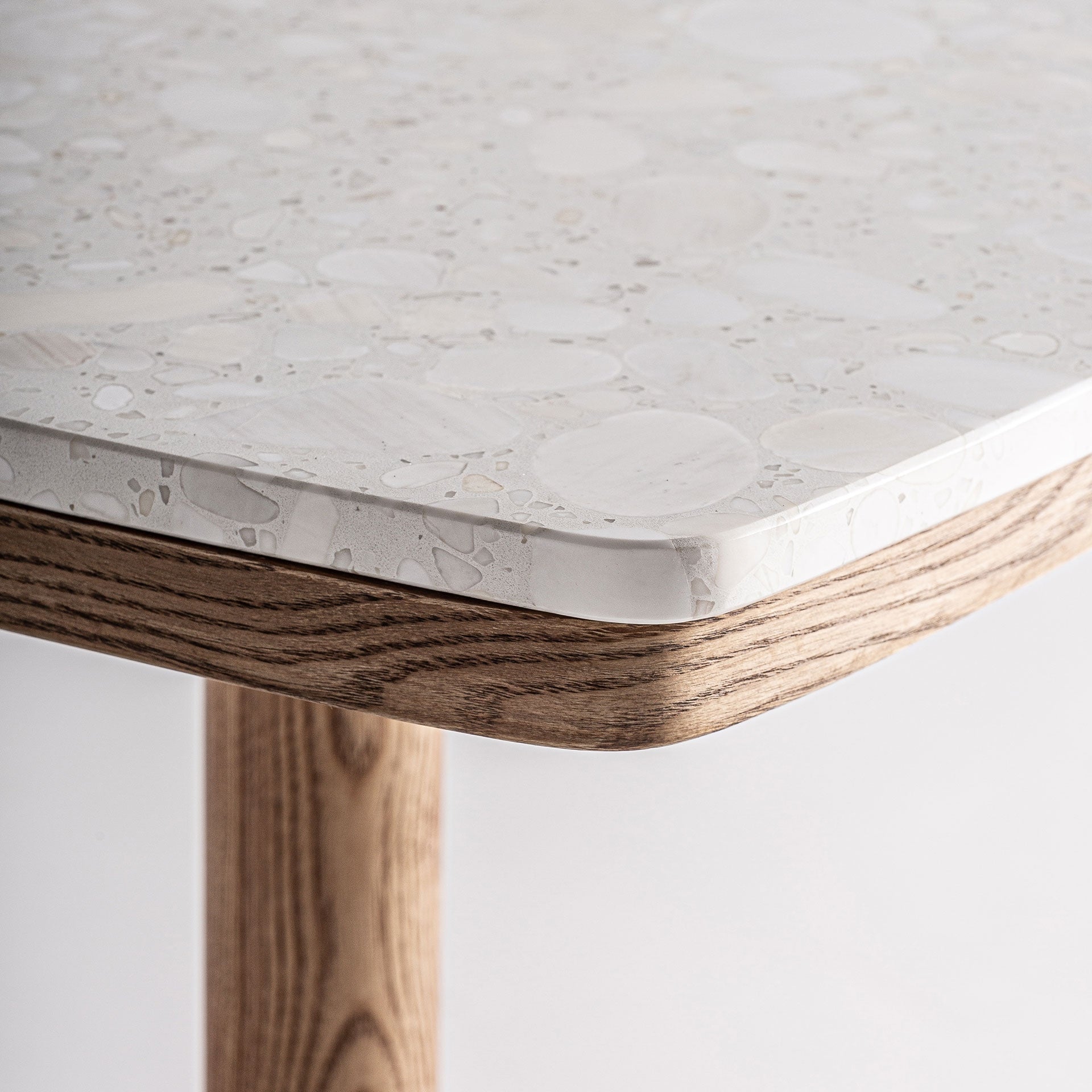 Barhocker ALFERCE cremefarbenes Terrazzo mit Holzgestell