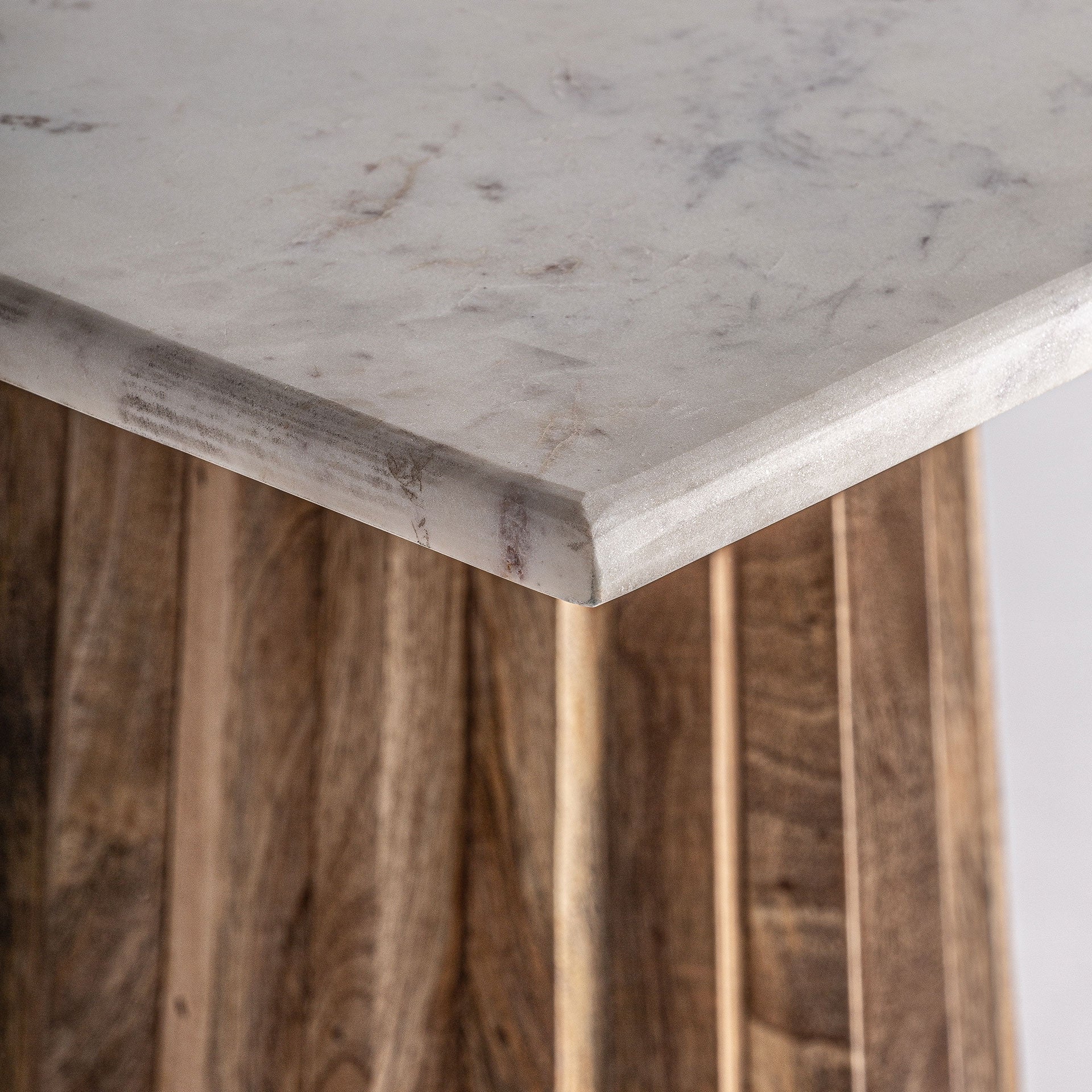 Barhocker PLISSÉ aus Mangoholz mit weißer Marmorplatte