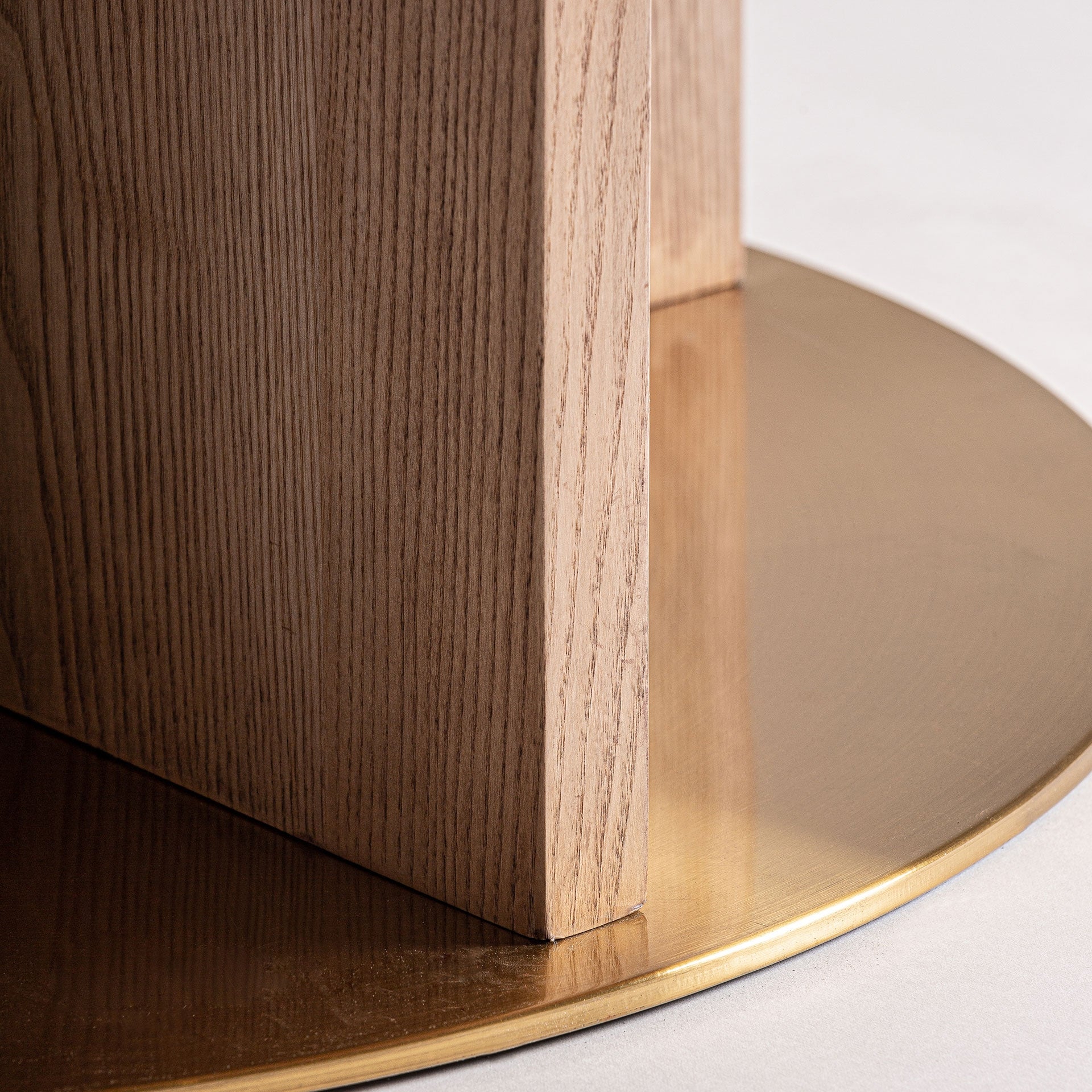 Ronde tafel ALFERCE bordeaux lastryko met houten basis en gouden afwerking