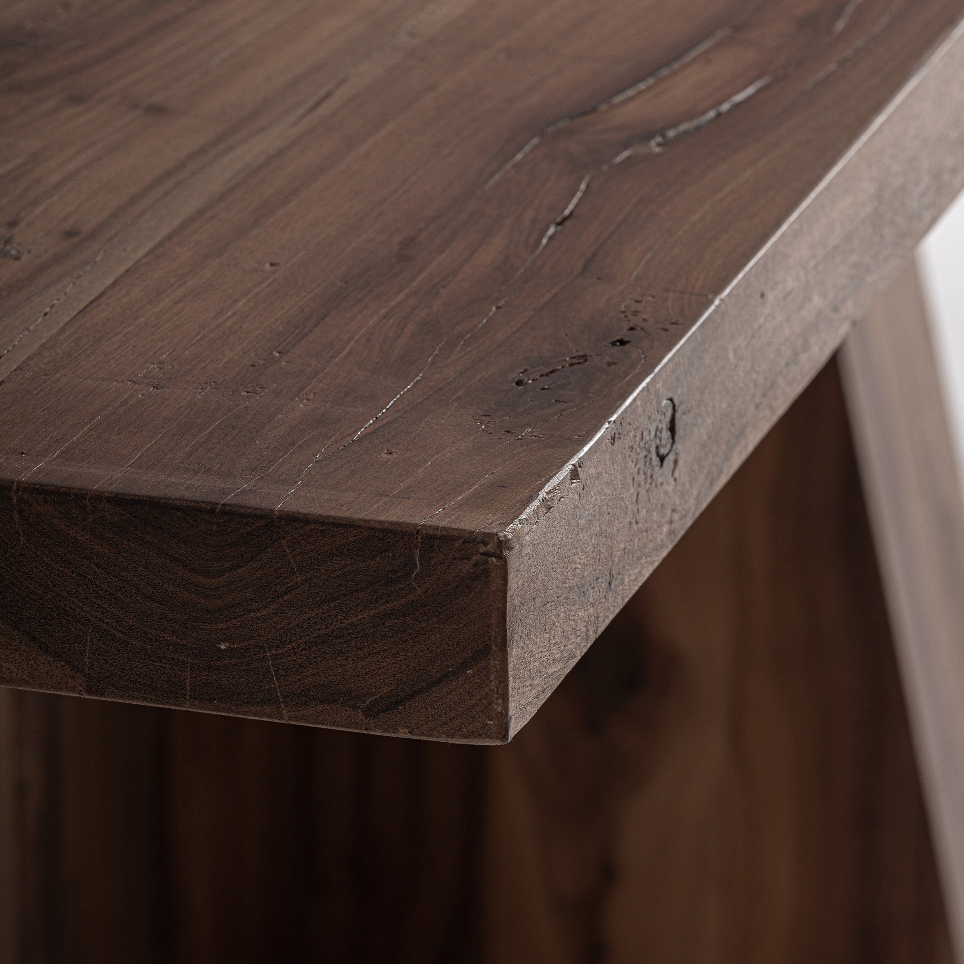 Tisch BRUTALIST aus recyceltem Holz