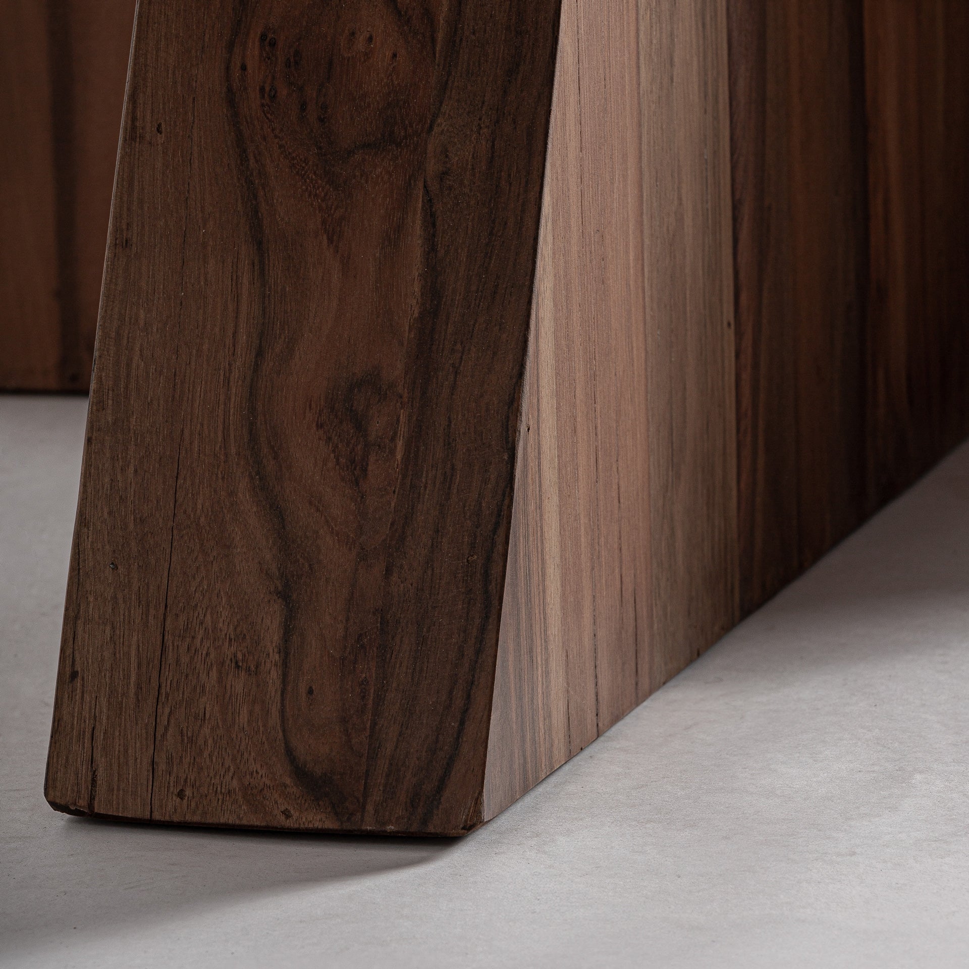 Tisch BRUTALIST aus recyceltem Holz