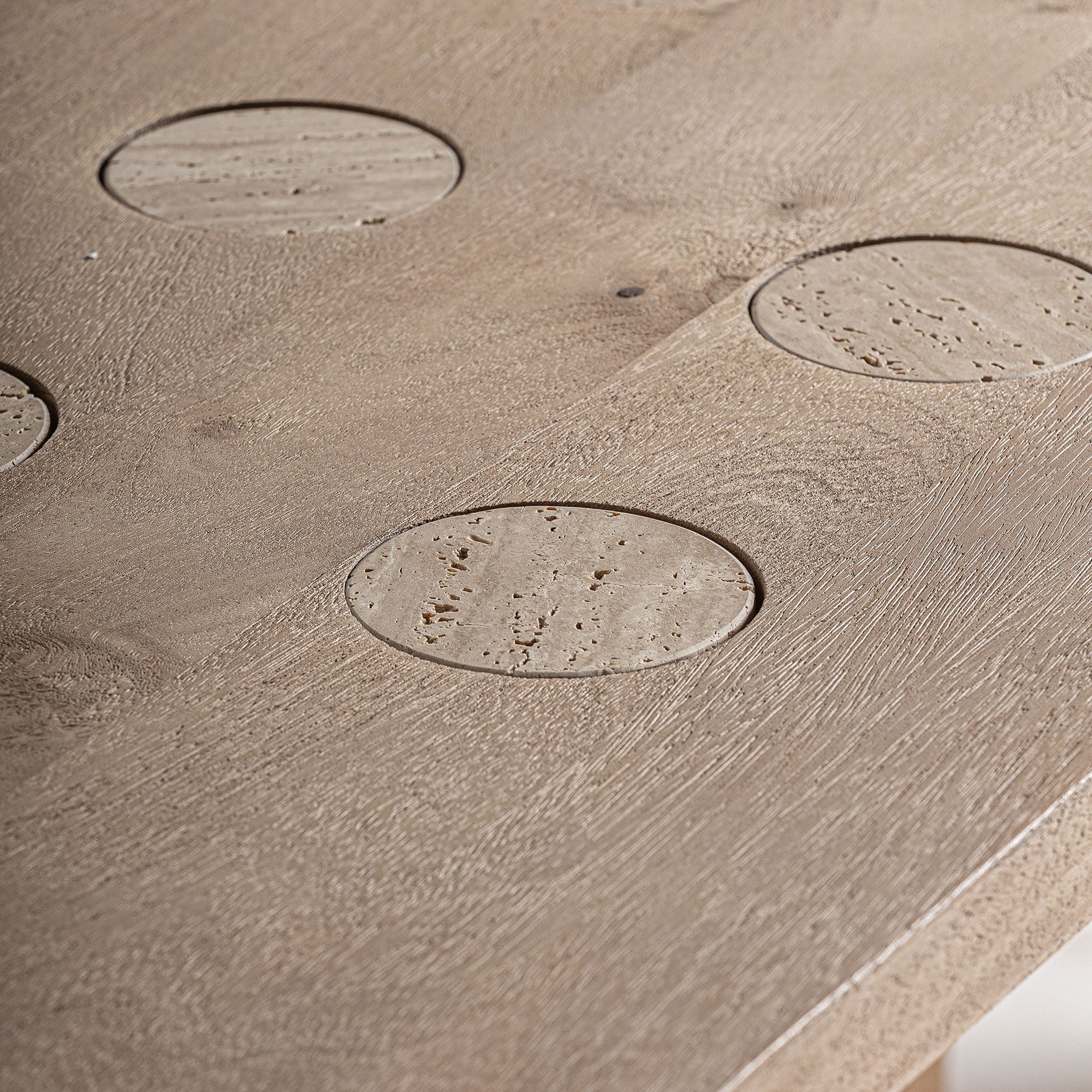 JACQUARD tafel van mango-hout met travertijn afwerking