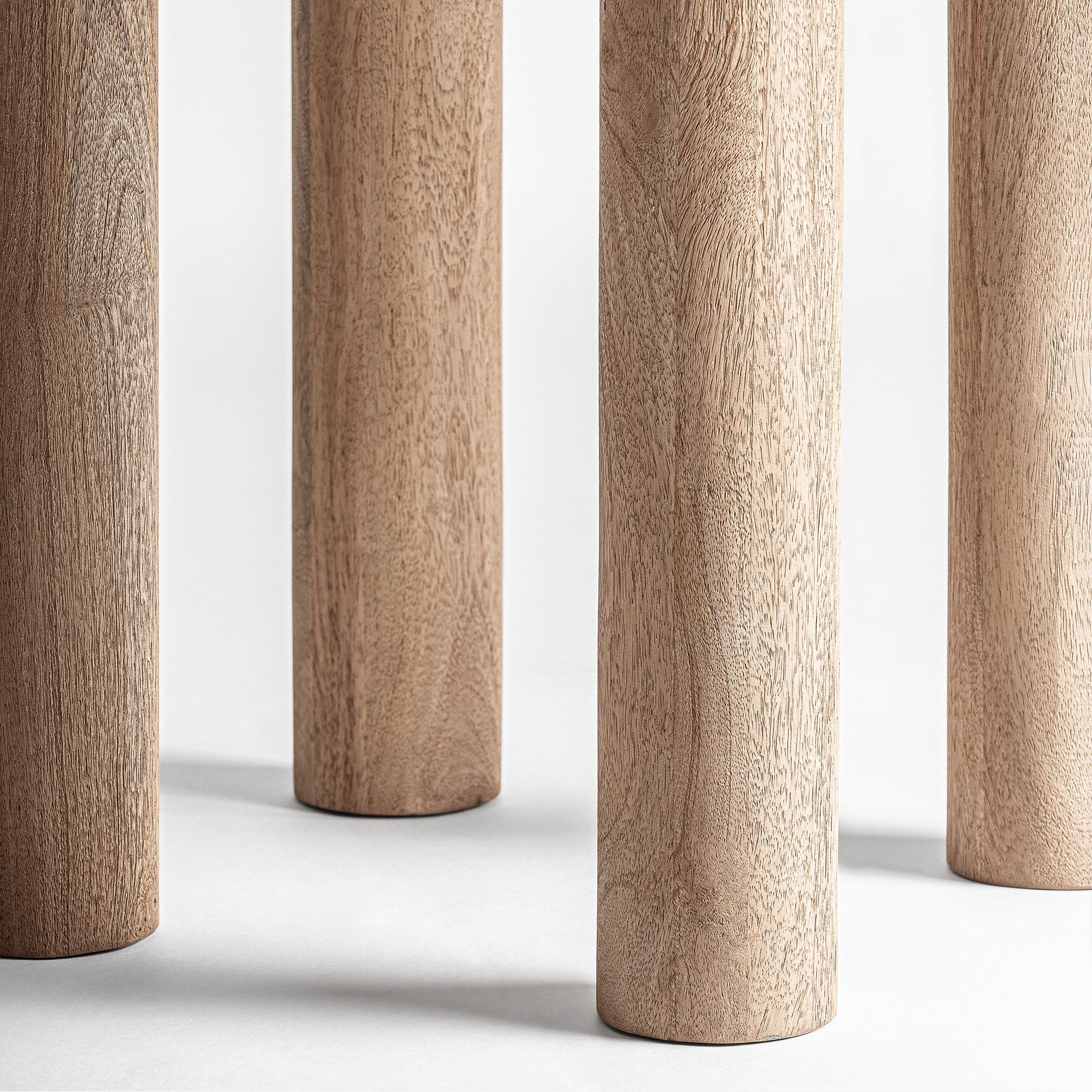 JACQUARD tafel van mango-hout met travertijn afwerking