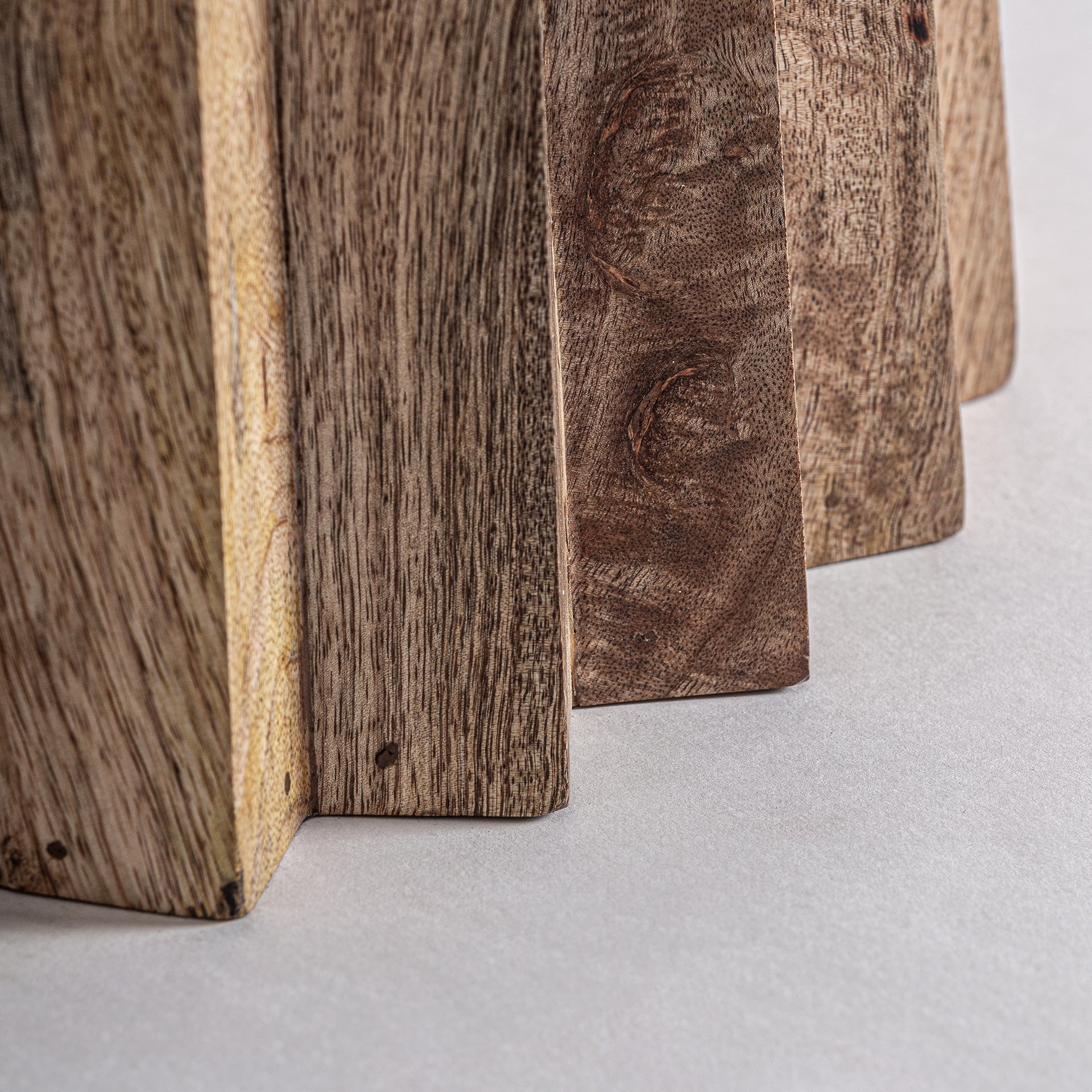 Runder Tisch PLISSÉ aus Mangoholz mit Marmorplatte