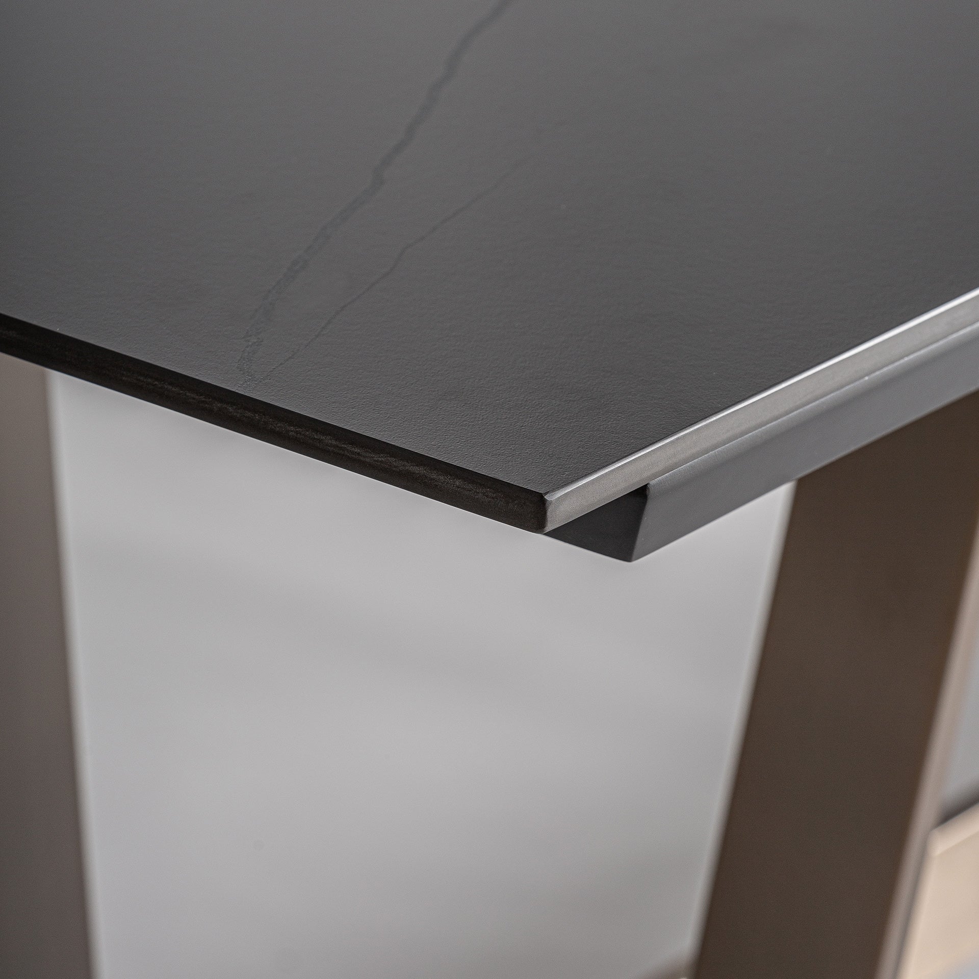 Tafel TREMP porselein met een bruine basis