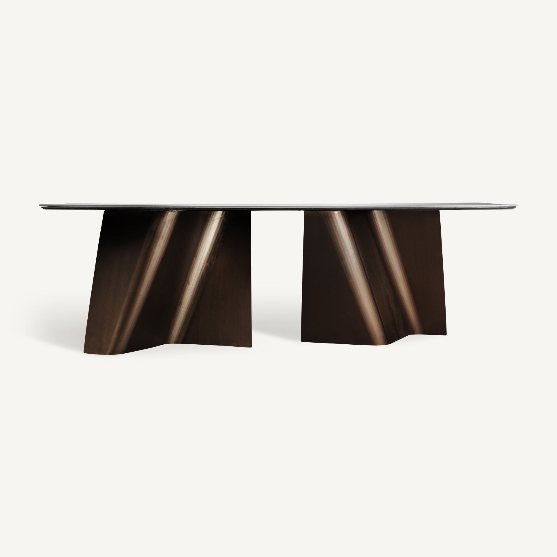 TUX tafel van porselein met koperen basis