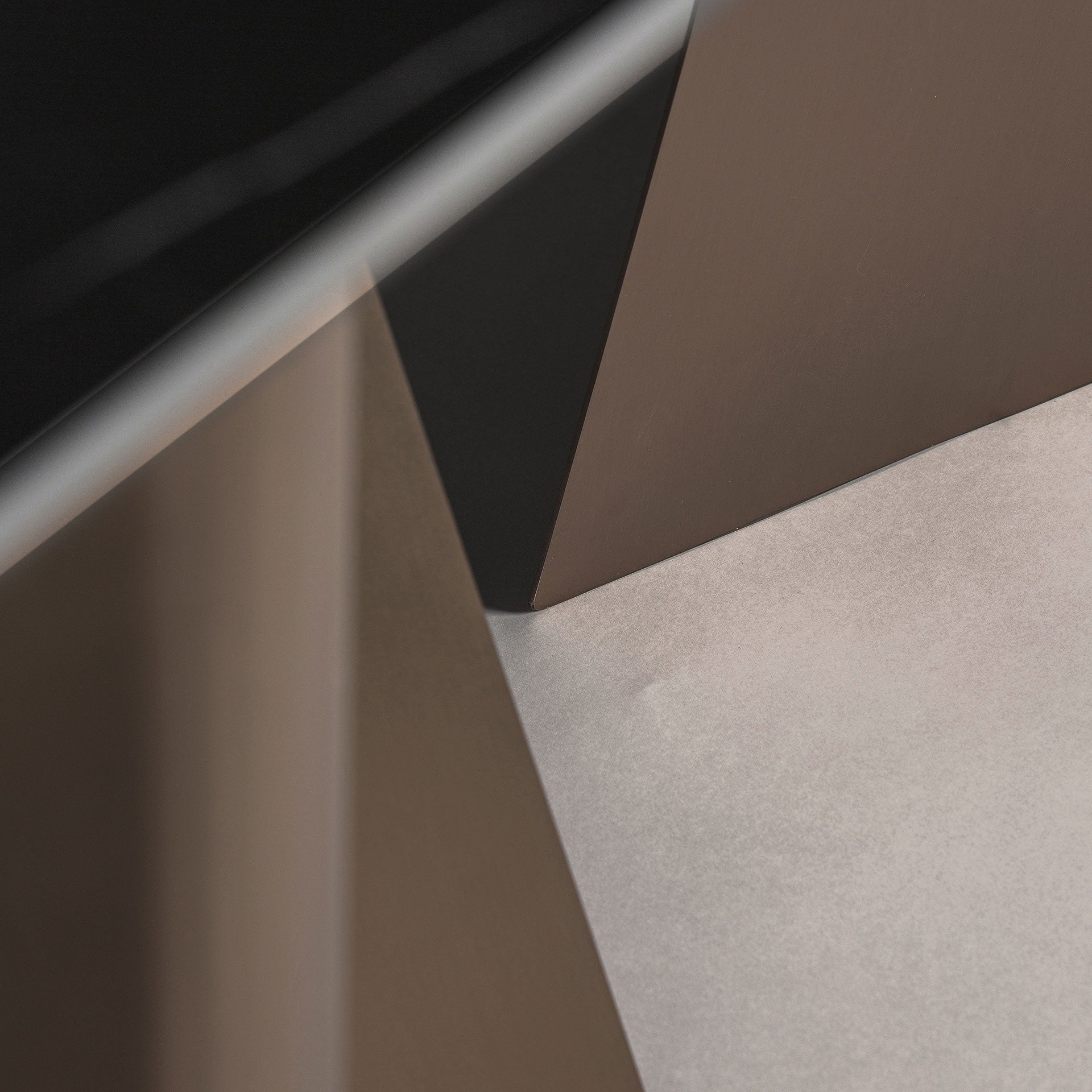 TUX tafel van porselein met koperen basis