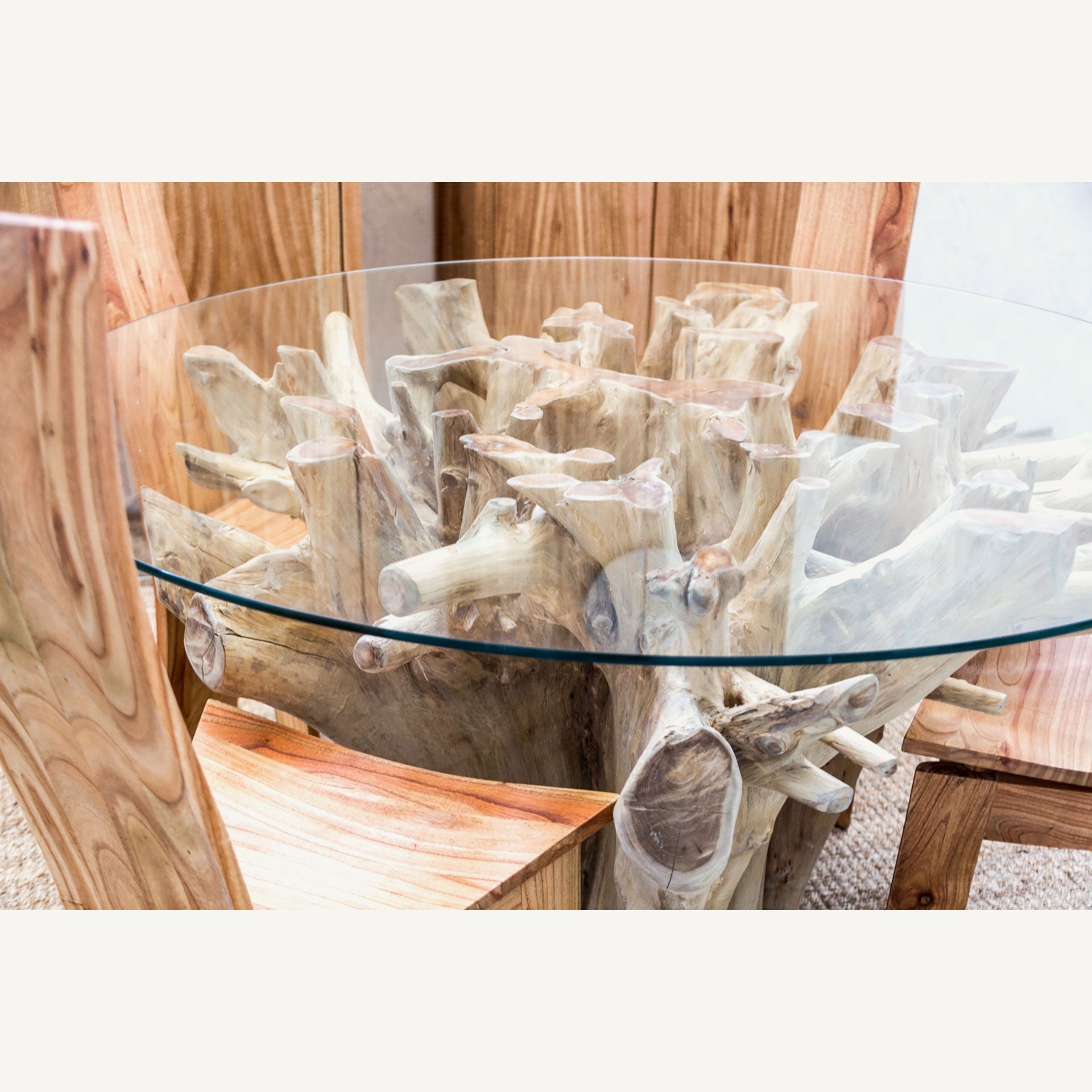 Runder Tisch WARRI aus Teakholz mit Glasplatte