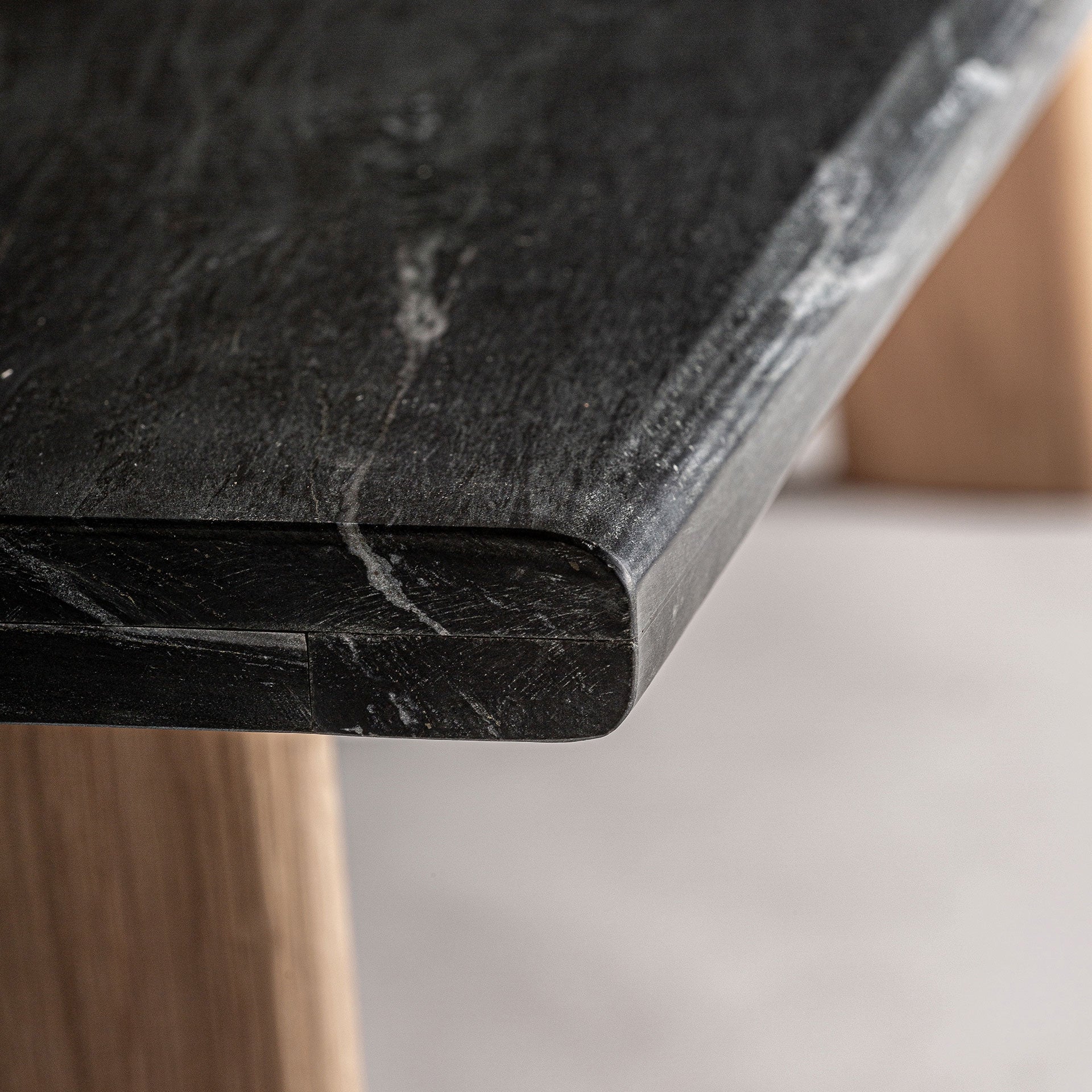 Koffietafel NARA eikenhout met zwart marmeren blad