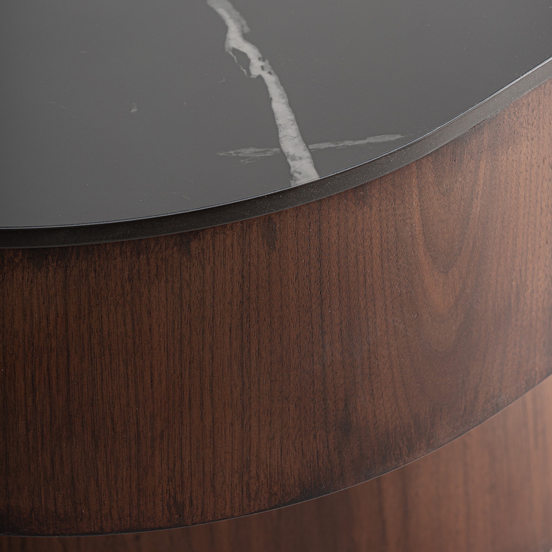 Kaffeetisch NEUFS Nussbaumfurnier mit schwarzer Tischplatte