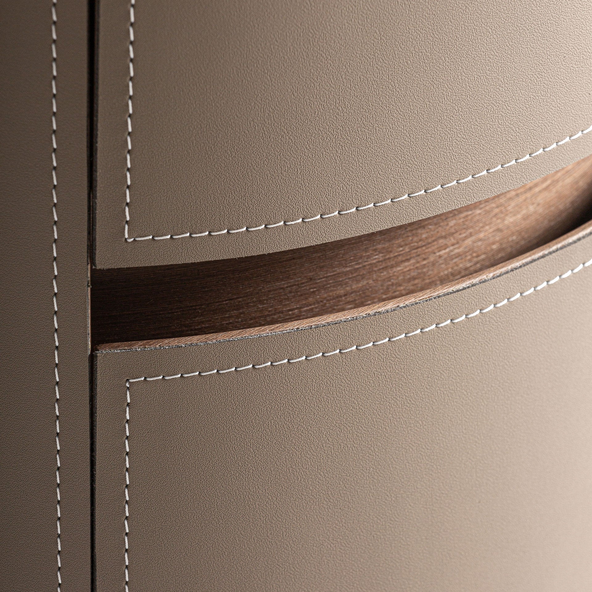 Nachtkastje KANDERN eucalyptushout met beige afwerking