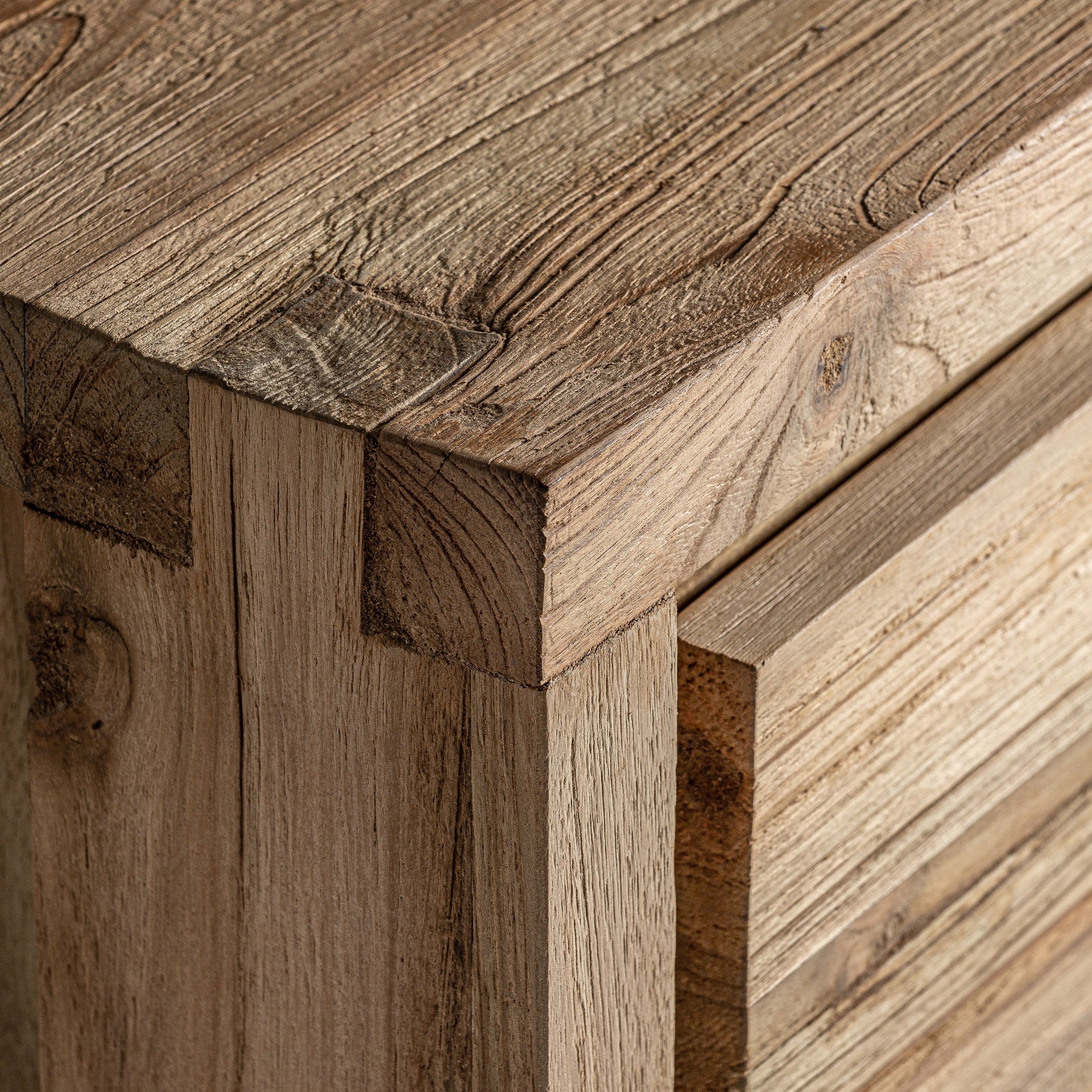 Nachttisch LUX aus recyceltem Holz