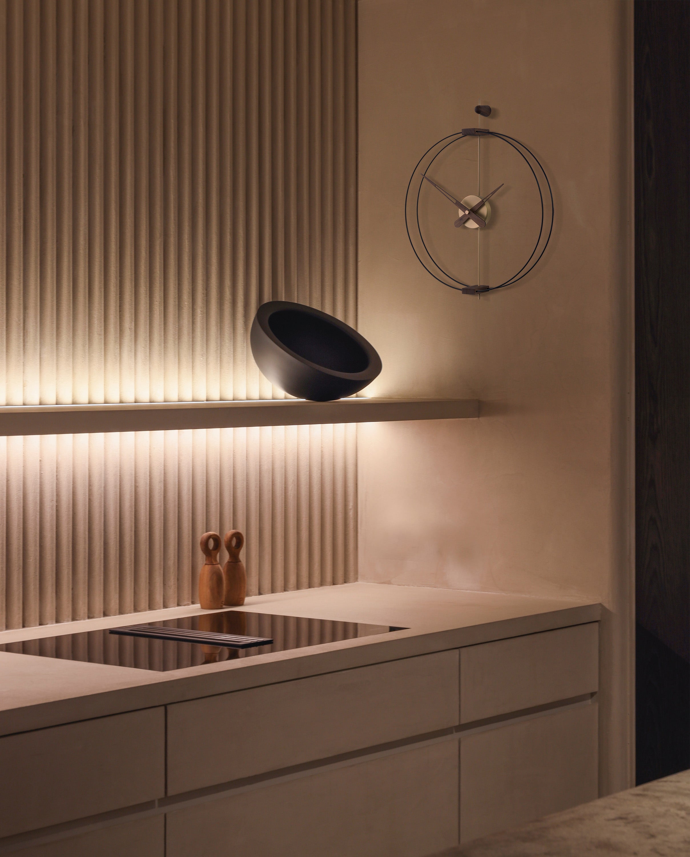 Wandklok MICRO BARCELONA notenhout met zwart en messing