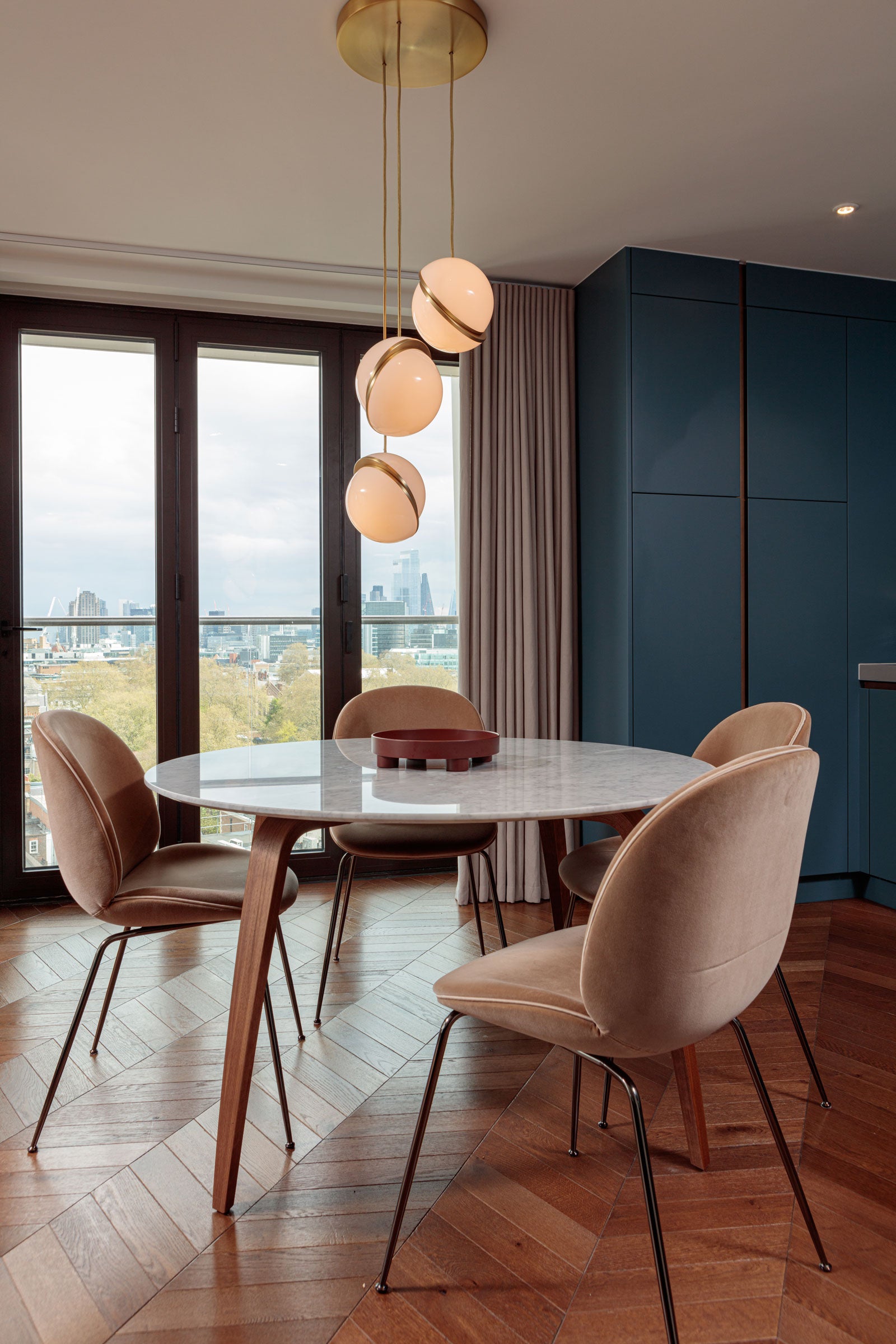 Vijfpunts hanglamp CRESCENT met opalen kap en zwart messing.