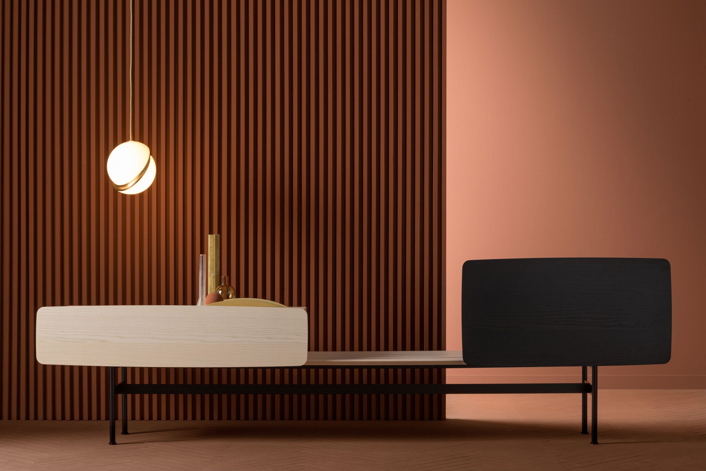 Hanglamp CRESCENT met opalen glazen kap en messing.