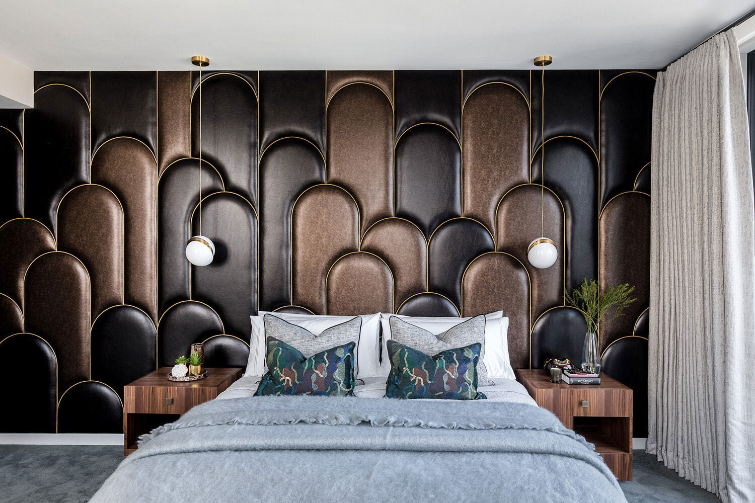 Hanglamp CRESCENT met opalen glazen kap en messing.