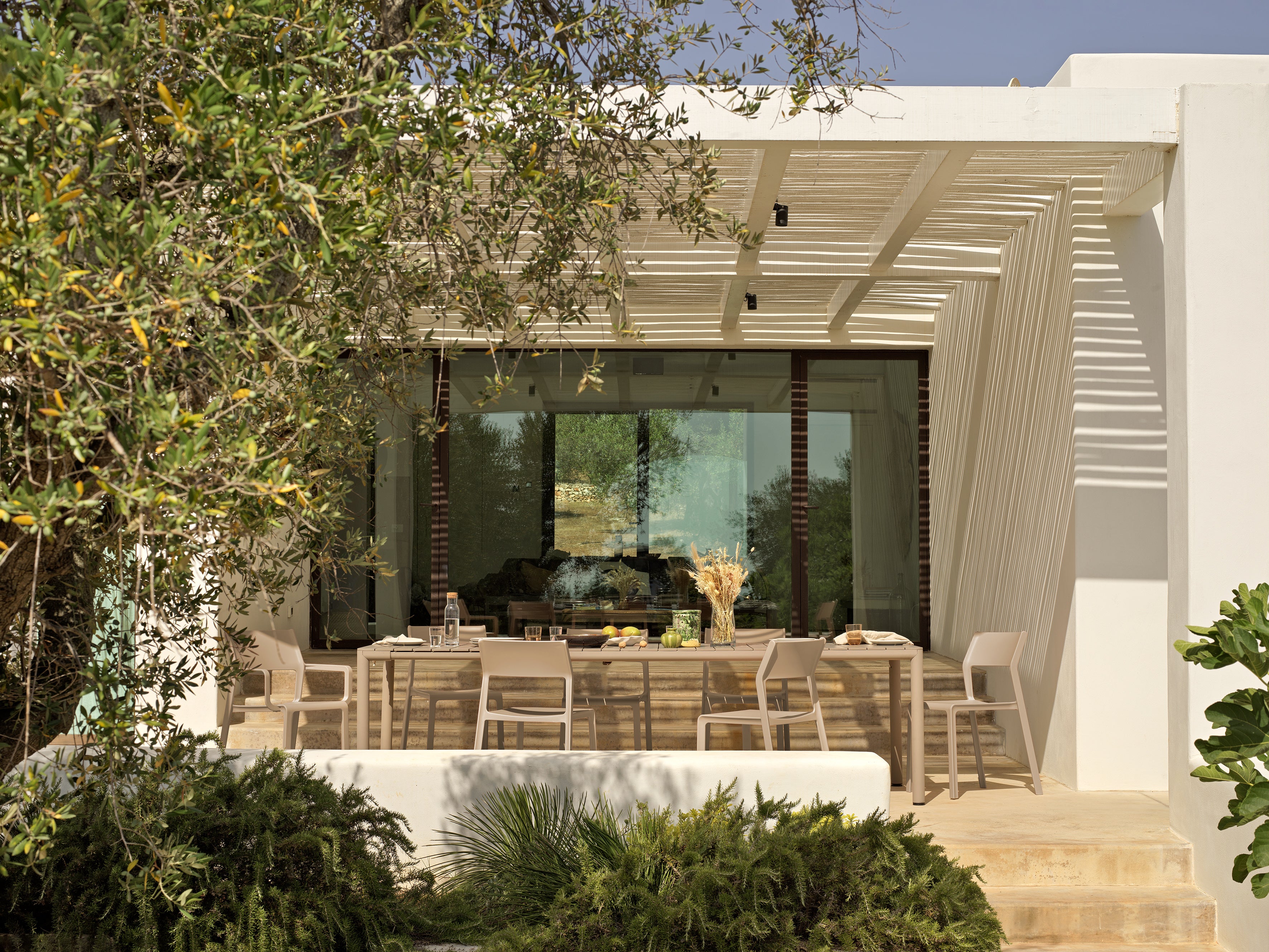 TEVERE taupe extendable outdoor table