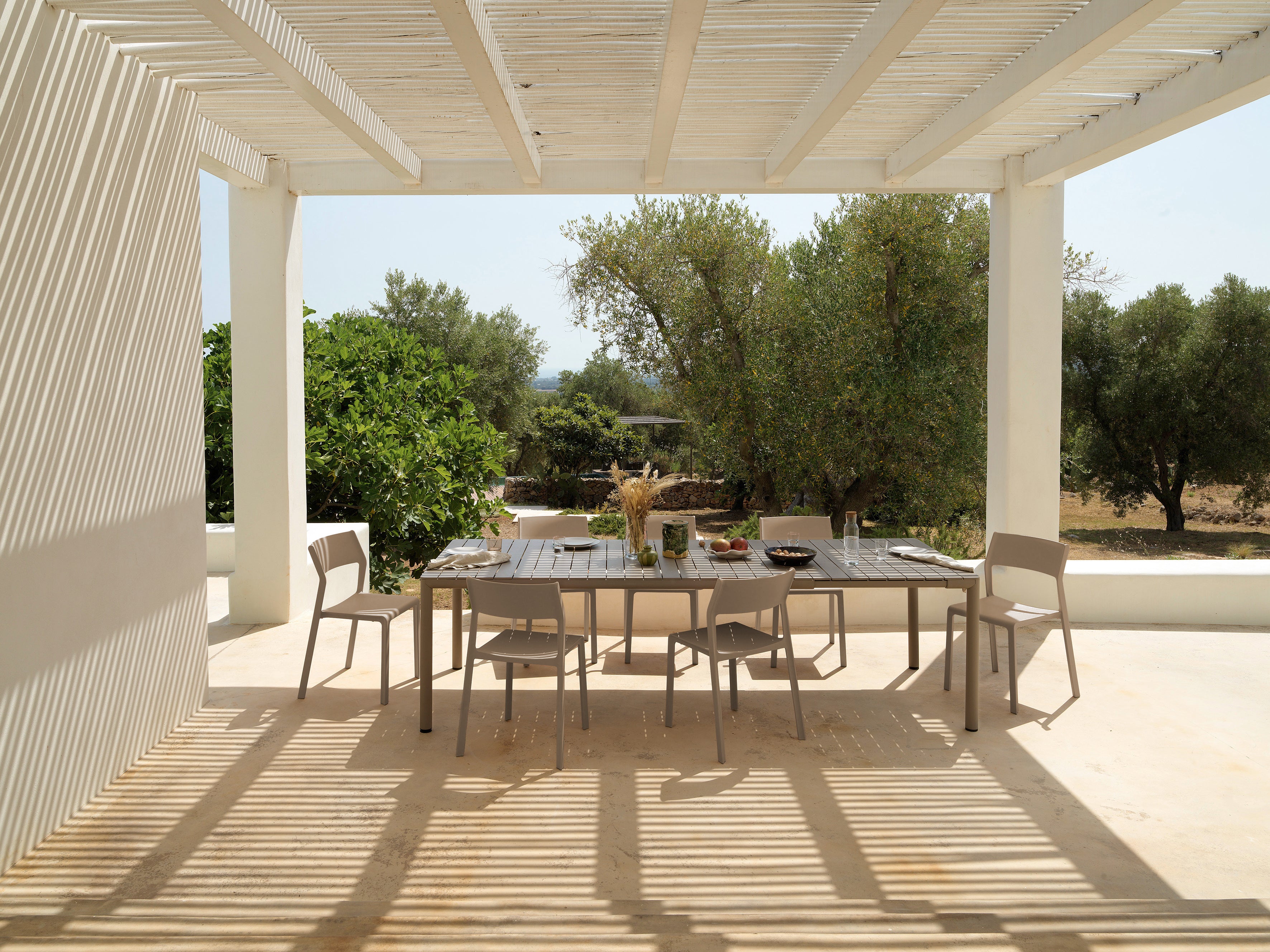 TEVERE taupe extendable outdoor table