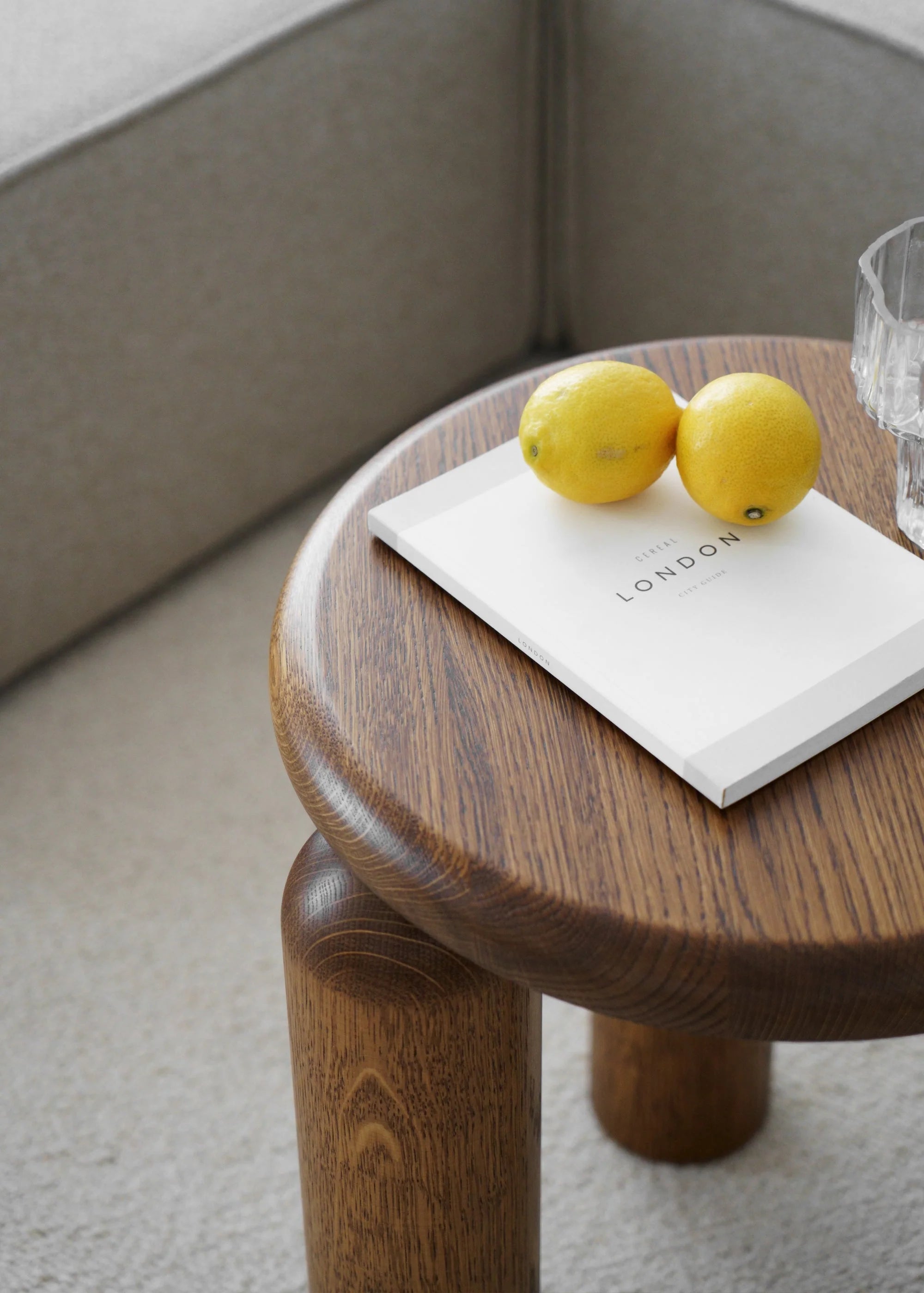 NEO zijtafel donker eikenhout