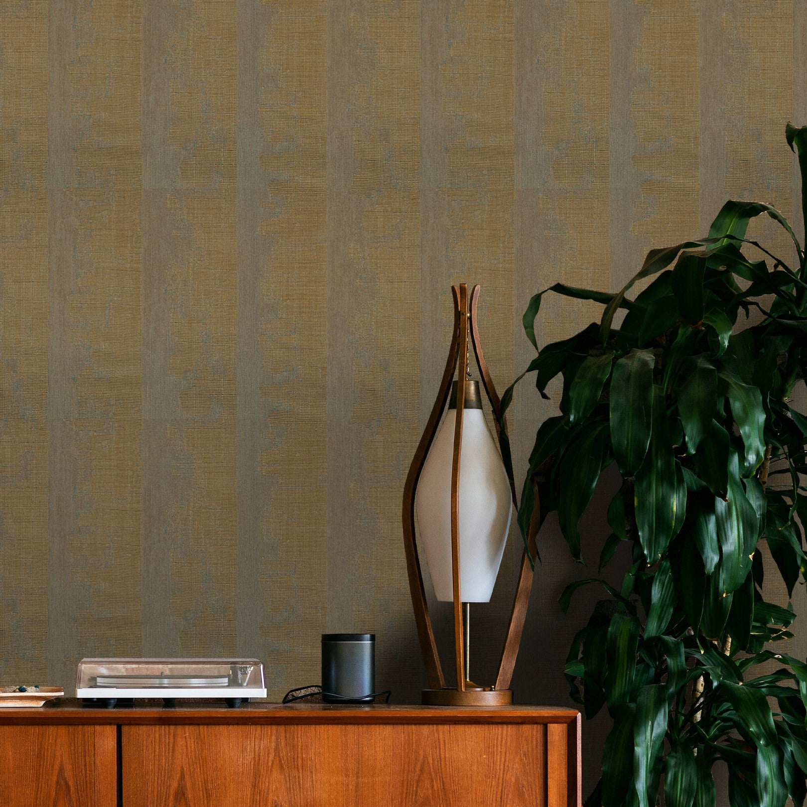 Structuurtapijt met metallic reflecties NÉRIKOMI - VERT DE GRIS/DORÉ goud met groen