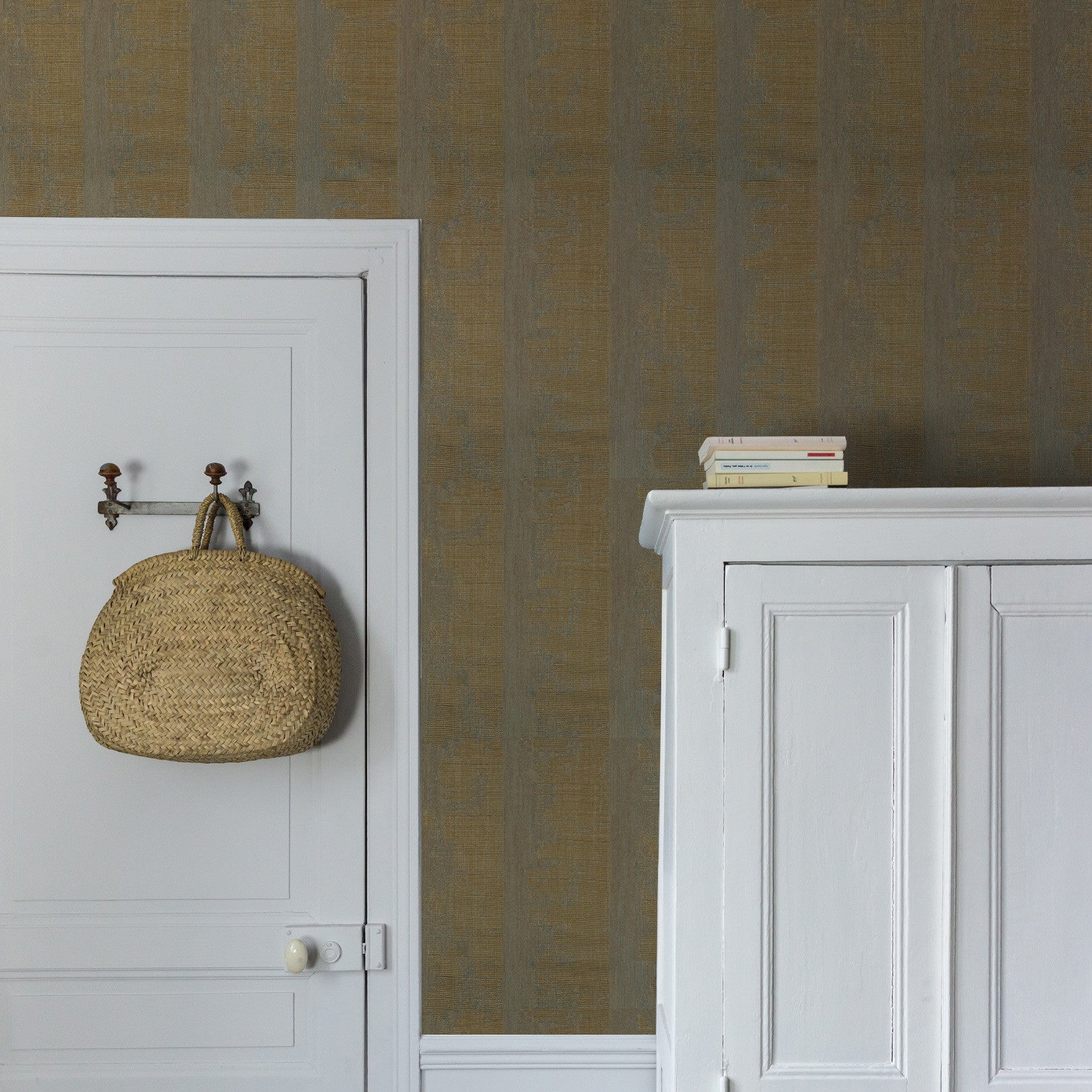 Structuurtapijt met metallic reflecties NÉRIKOMI - VERT DE GRIS/DORÉ goud met groen