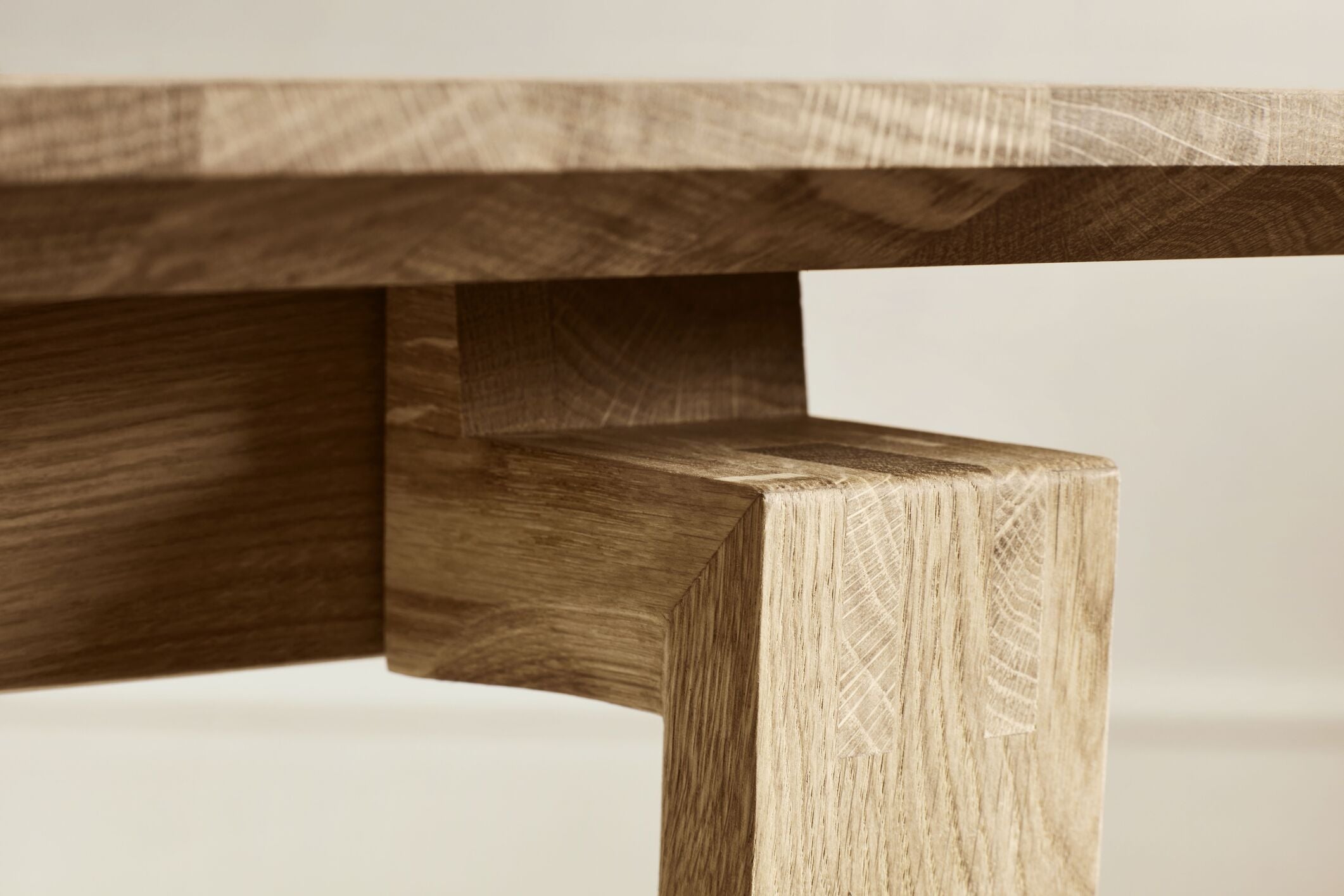 Weißer Tisch mit einer weißten Basis