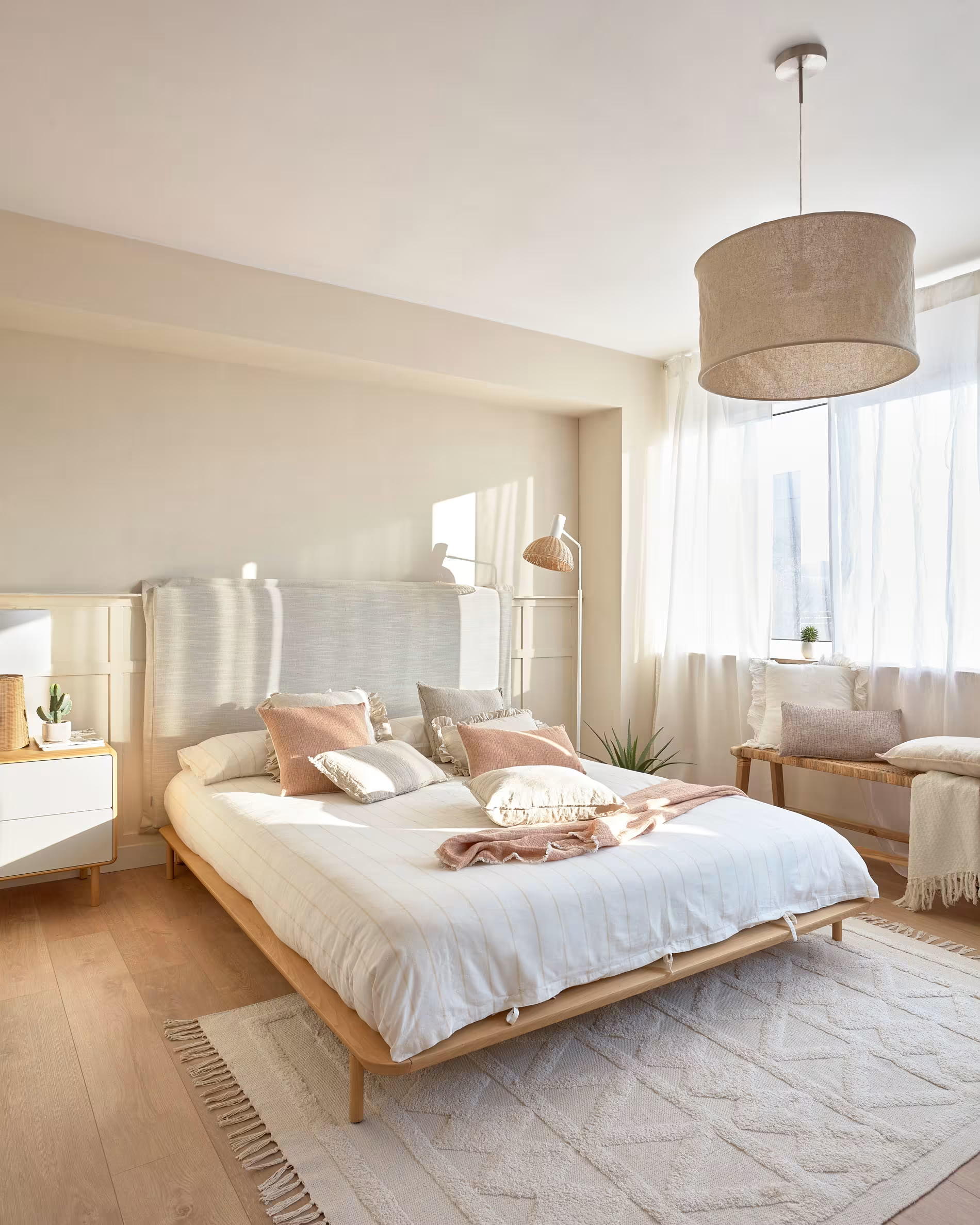 Łóżko ANIELLE lite drewno jesionowe La Forma    Eye on Design