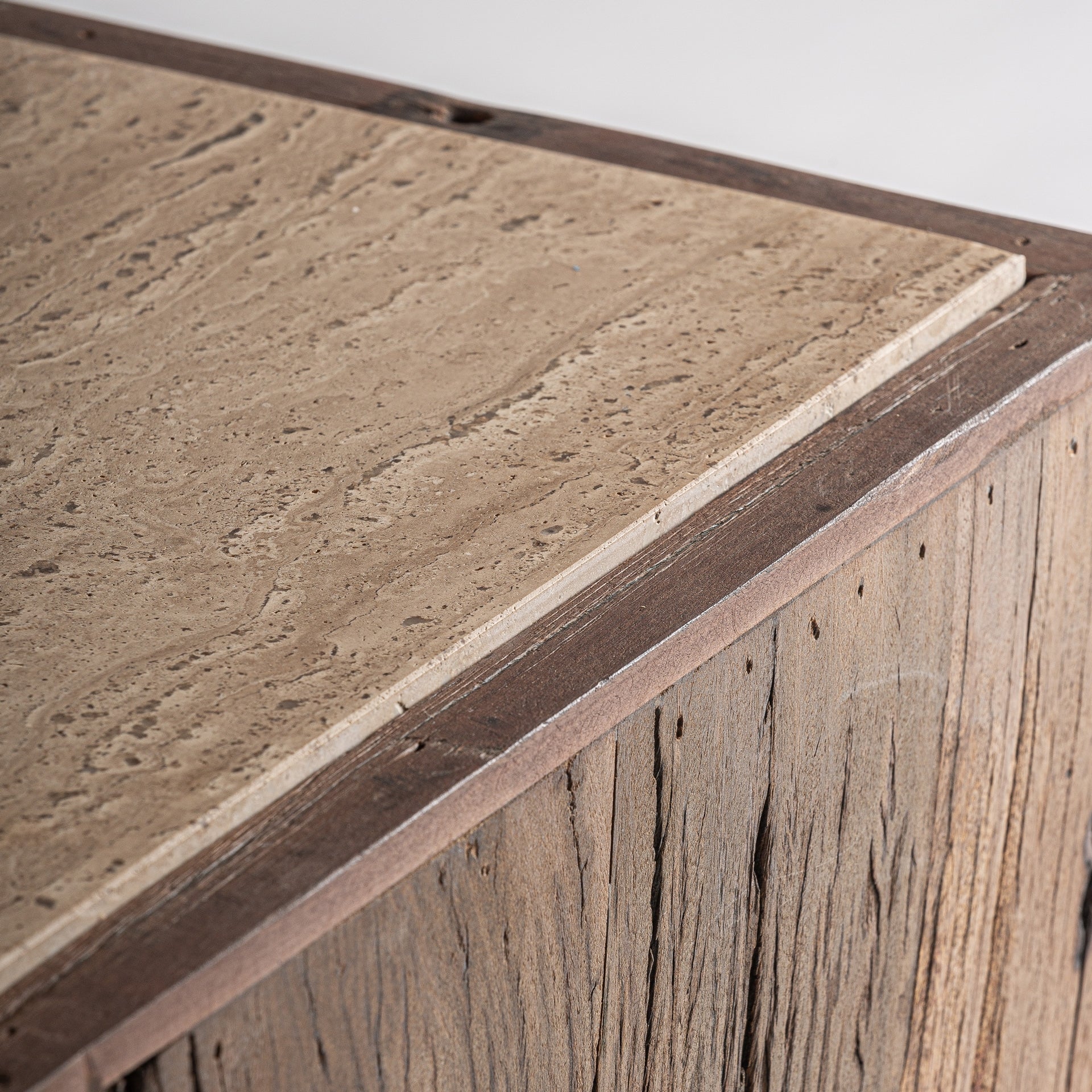 Beistelltisch MERKEM aus recyceltem Holz mit Travertinplatte