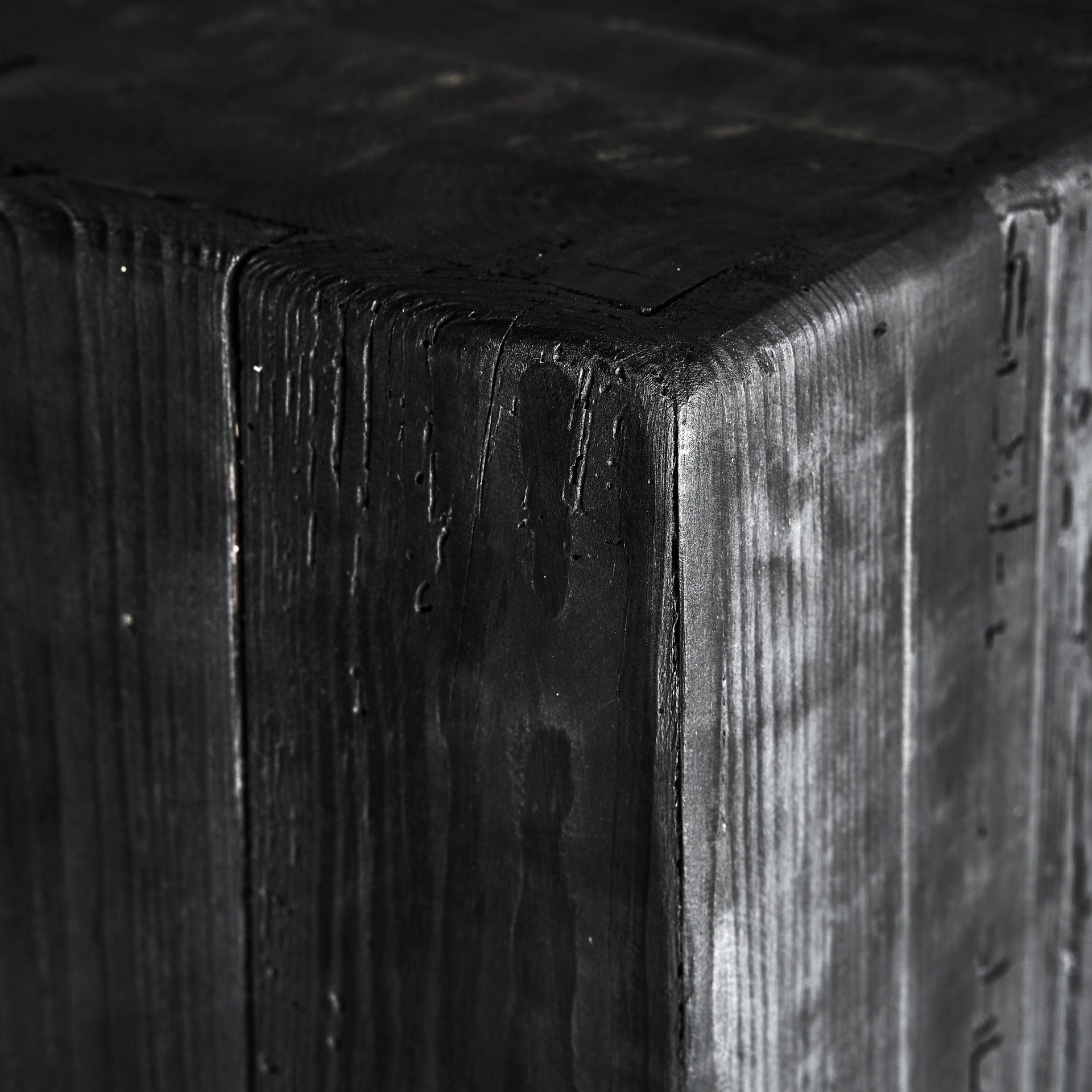 Kolumna VIEVY zwart gerecycled grenenhout