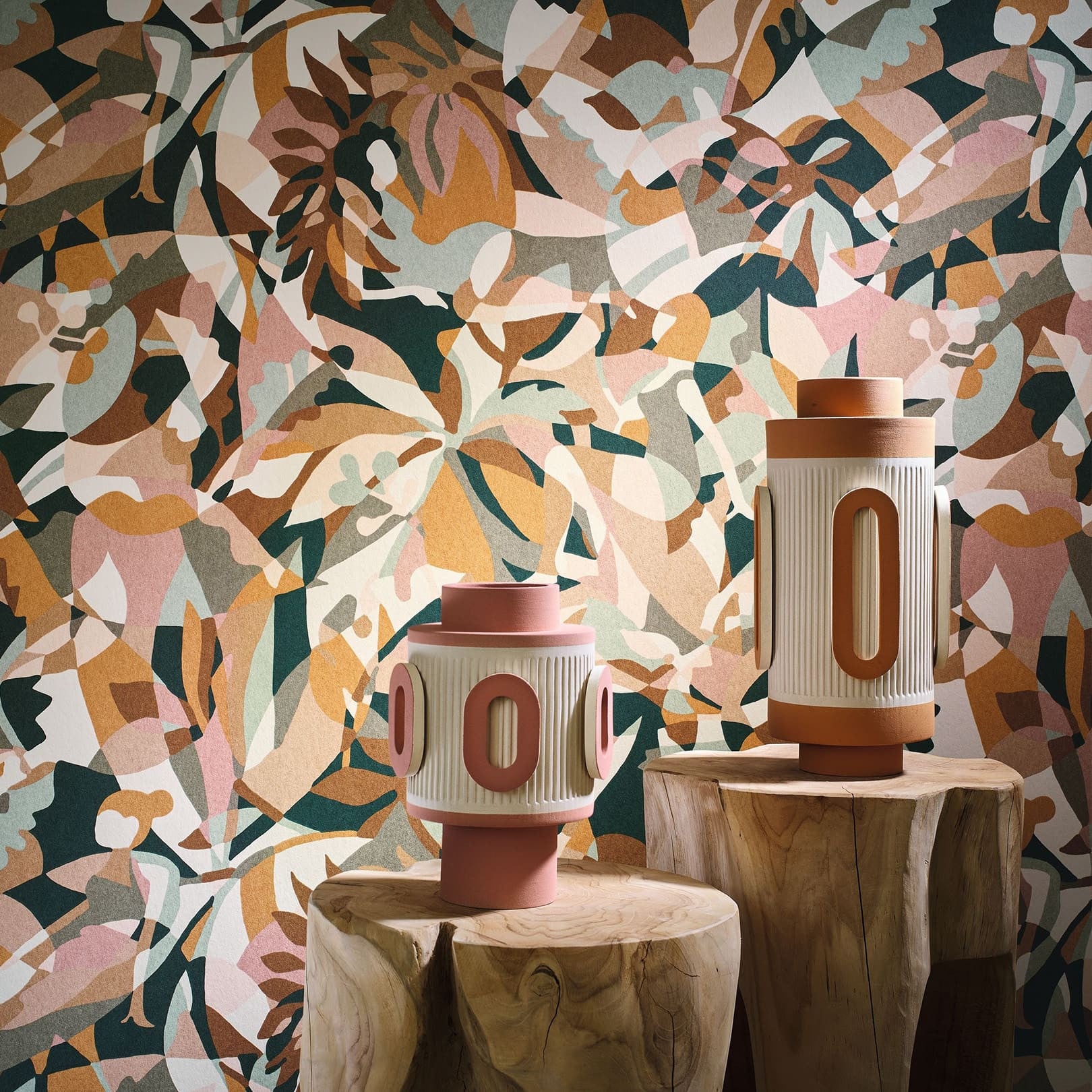 Behang met abstract patroon met plantaal motief PLONGEON - CÉLADON/AMBRE zeegroen met goud