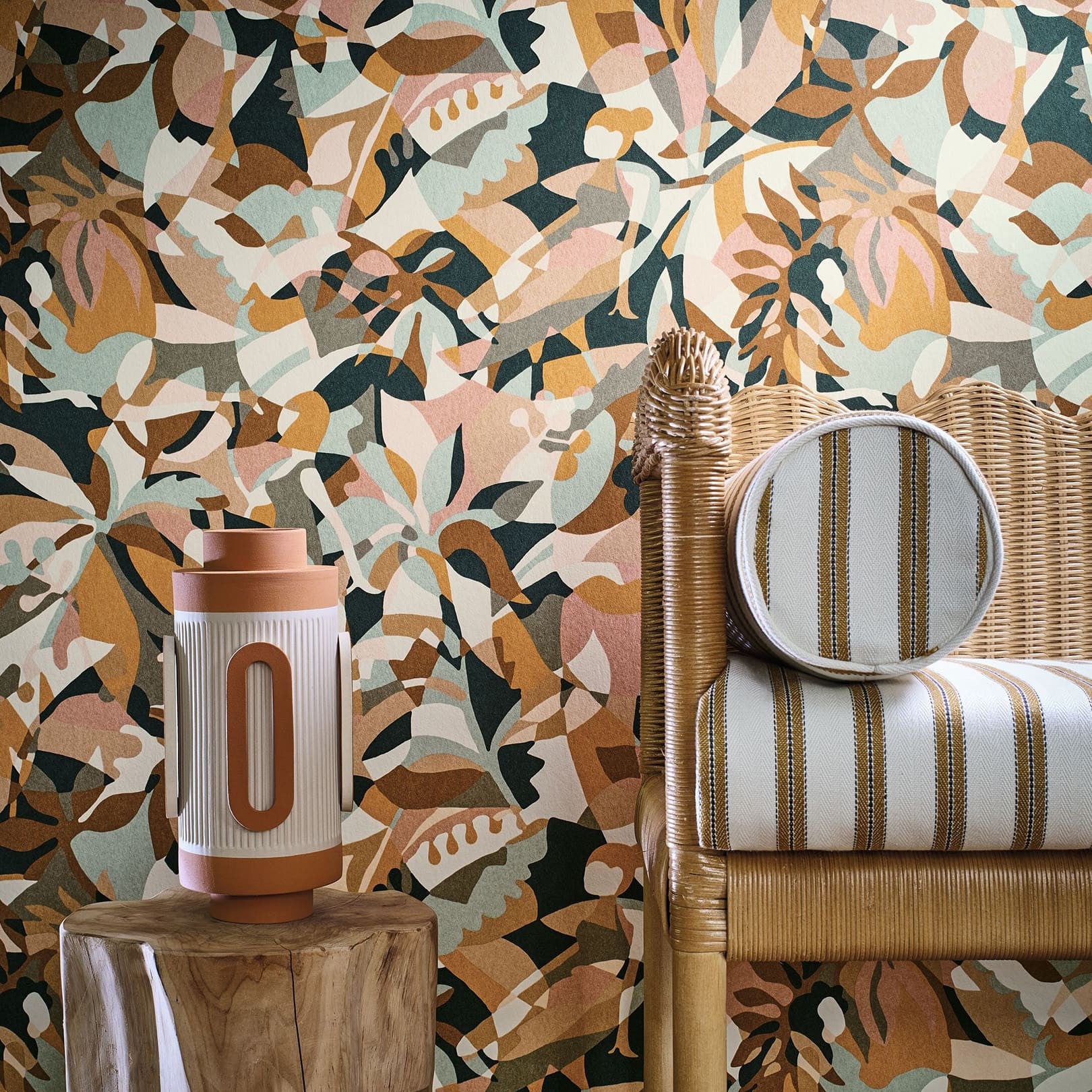 Behang met abstract patroon met plantaal motief PLONGEON - CÉLADON/AMBRE zeegroen met goud