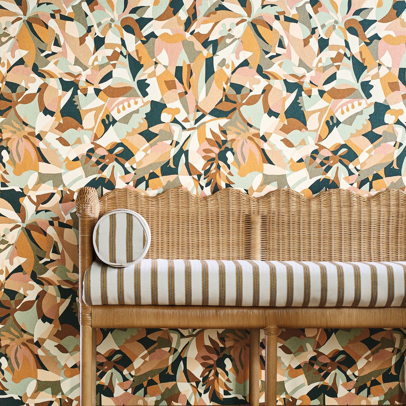 Behang met abstract patroon met plantaal motief PLONGEON - CÉLADON/AMBRE zeegroen met goud