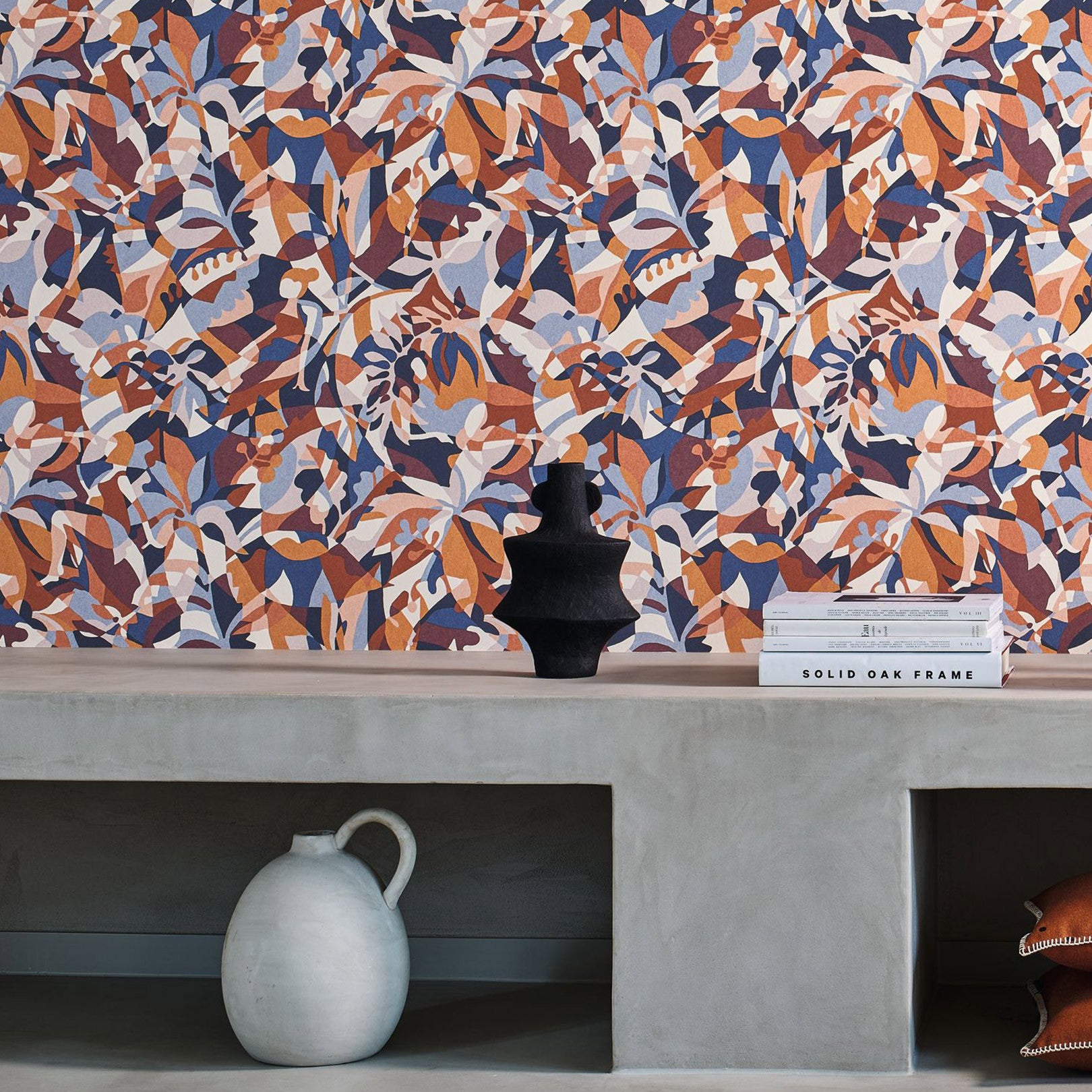 Behang met abstract patroon en plantaal motief PLONGEON - MARINE/TERRACOTTA marineblauw met terracotta