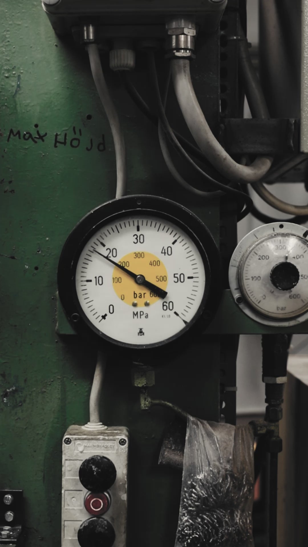 Beige gestoffeerde MAT ARMCHAIR met multiplex van beukenhout