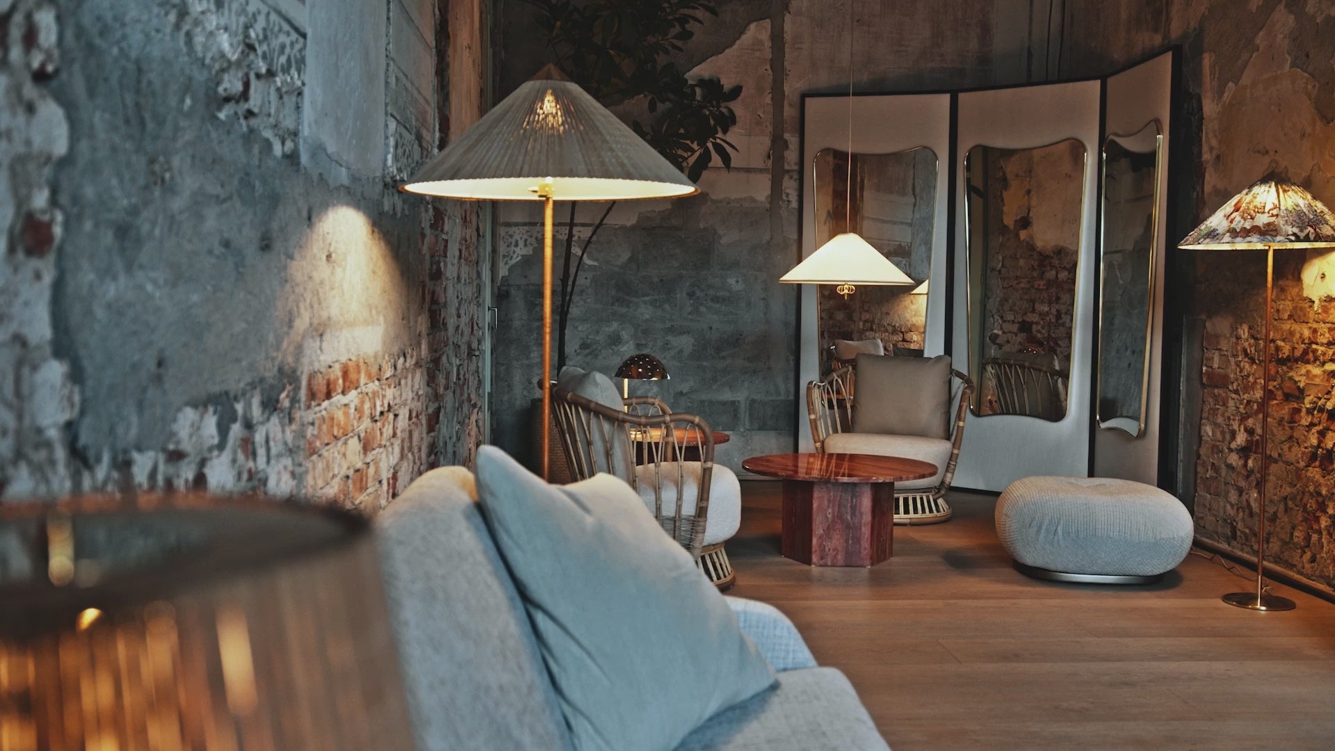 Lampa podłogowa 9602 mosiądz z wiklinowym kloszem