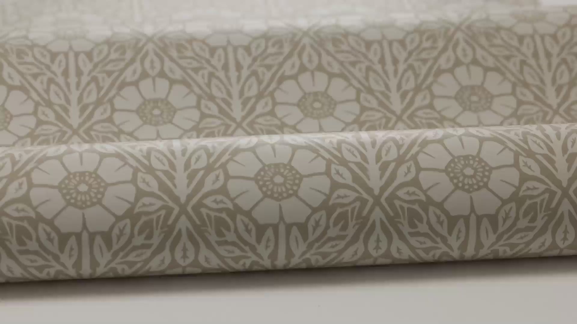 Bruine wandbekleding met bloemenmotief NYPONROS met wit