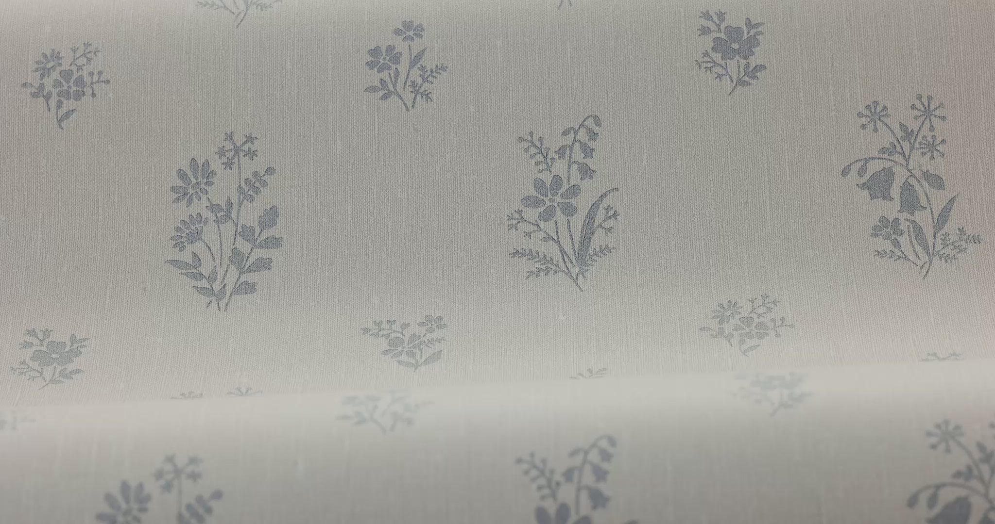 Non-woven paper wallpaper with a floral pattern PETIT FLEURS beige with blue