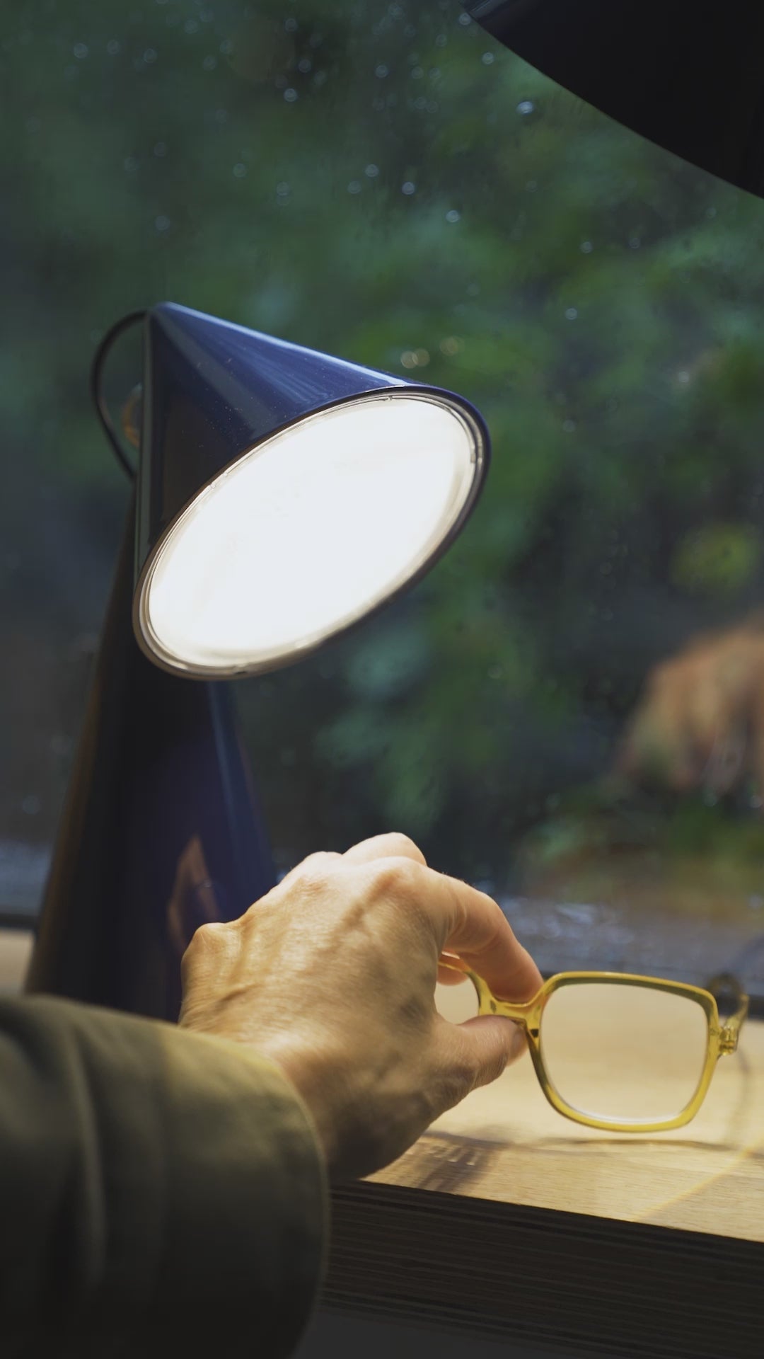 Portable table lamp POSE gold