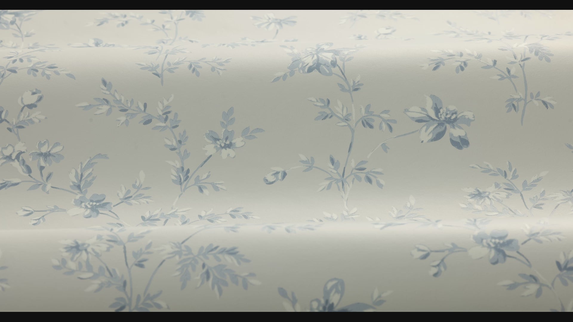Tapete mit Pflanzenmotiv ÄNGSBLOMMA beige mit Blau