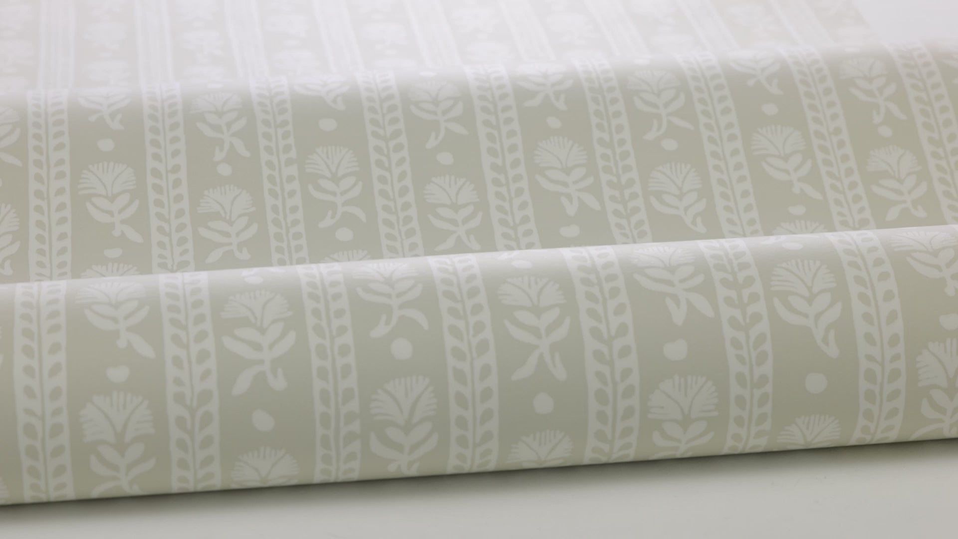 Vliesbehang met plantaal patroon NEJKILERAND beige met zandkleur