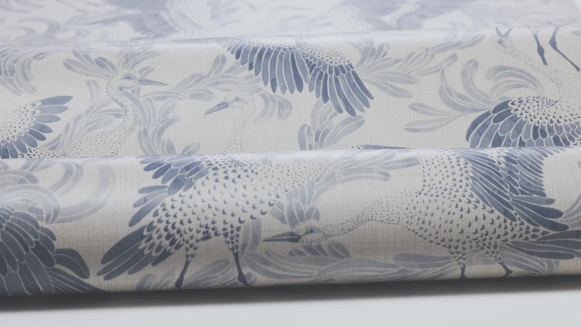 Tapete mit tierischem Motiv von Vögeln DANCING CRANE cremefarben mit Blau